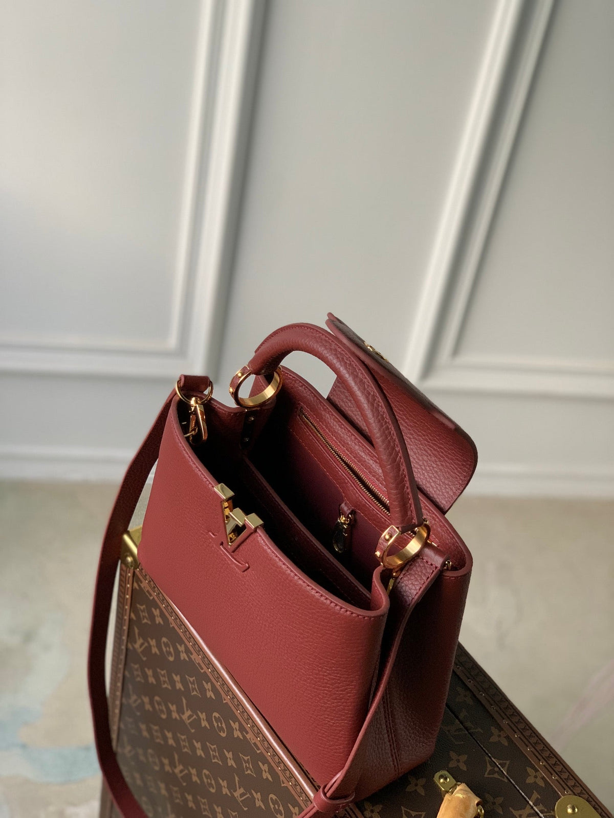 CAPUCINES BB 27 BURGUNDY TAURILLON MOP GOLD HARDWARE