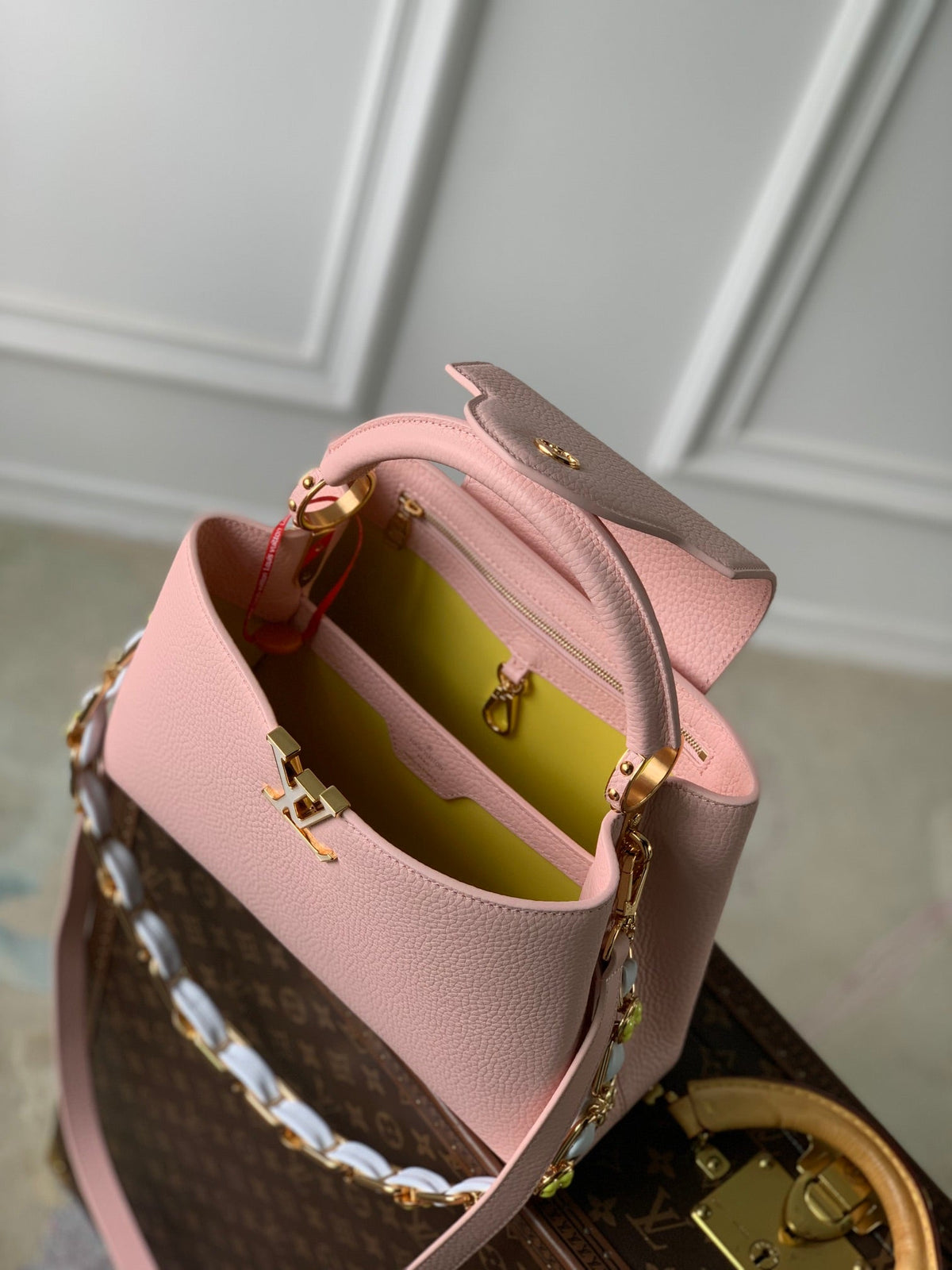 capucines mm 31.5 pink taurillon leather mop gold hardware
