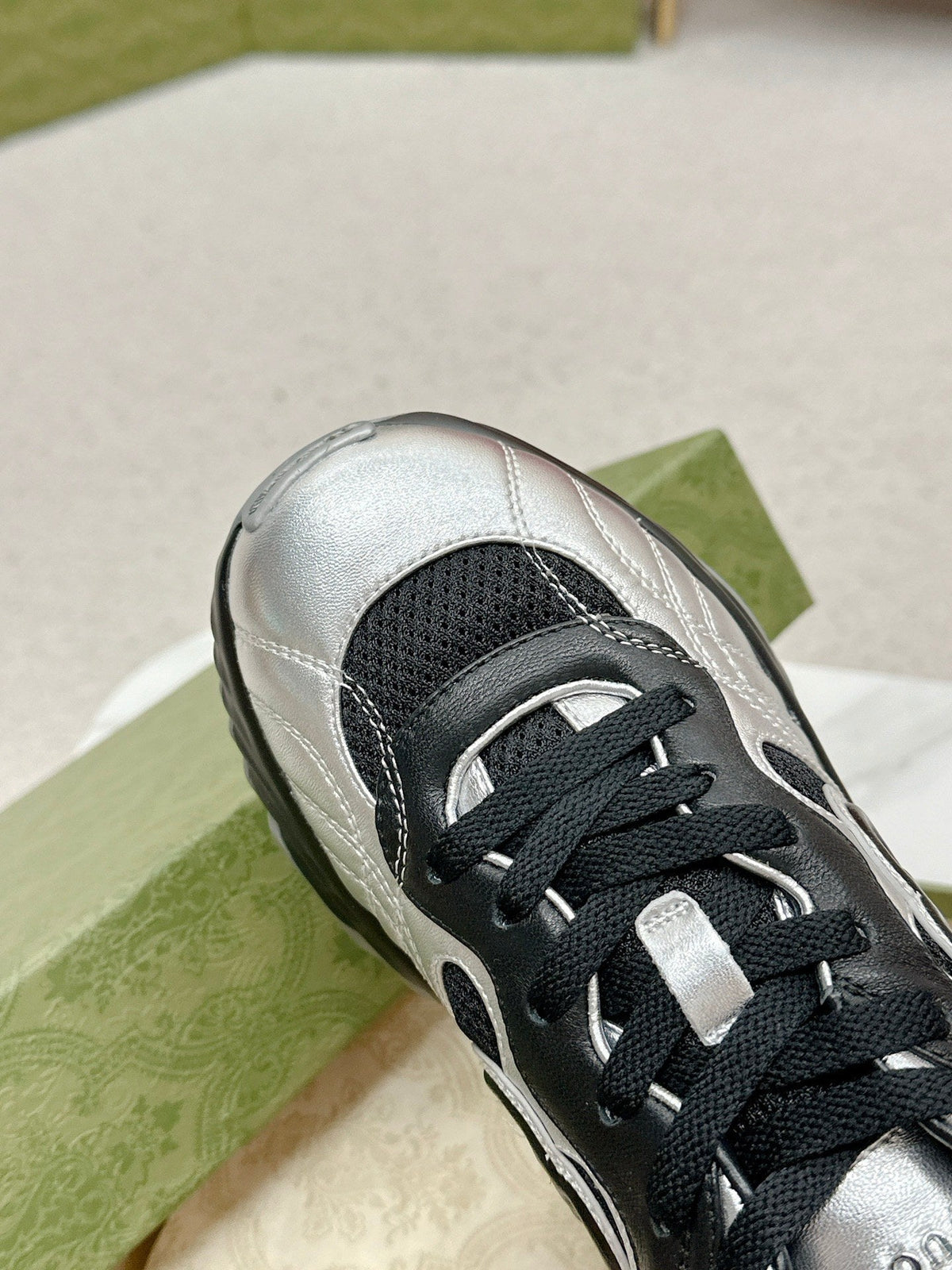 GG RIPPLE TRAINER LIGHT SILVER AND BLACK LAMBSKIN