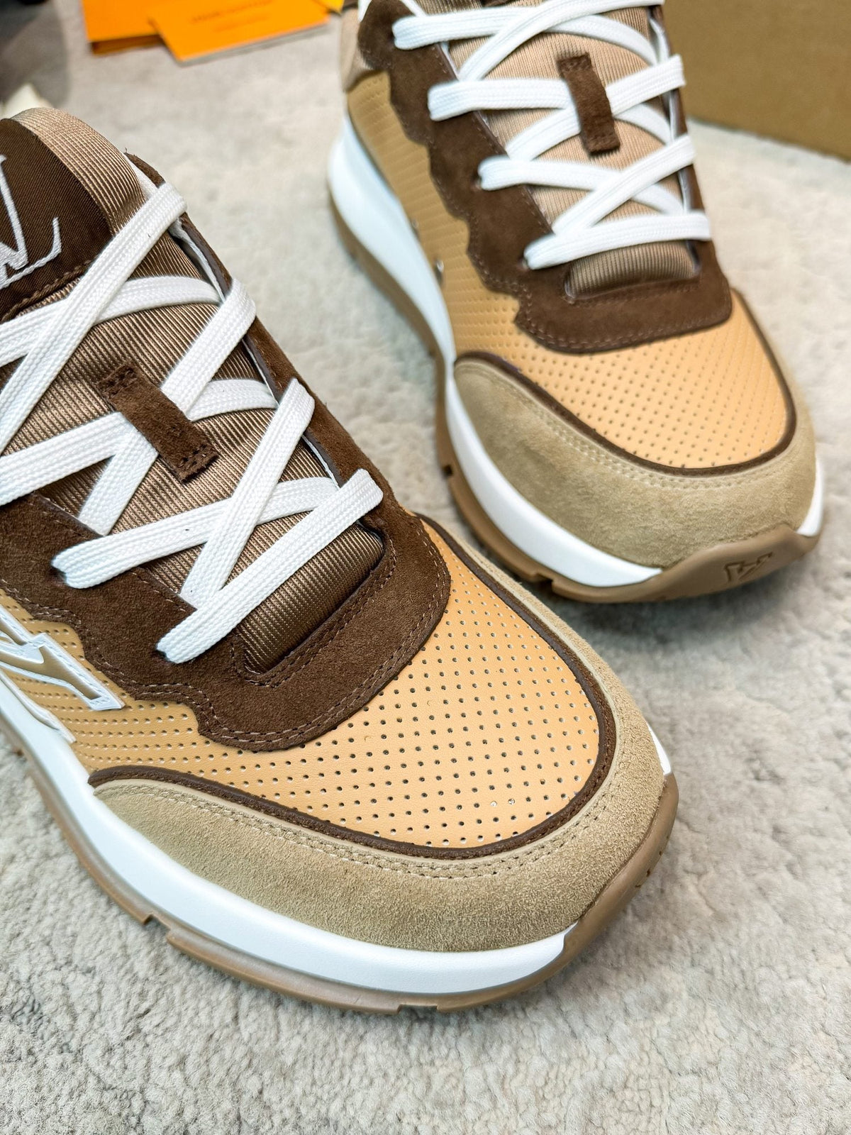 LV 26ss Classic Sneaker Brown Beige Mesh Suede 625424