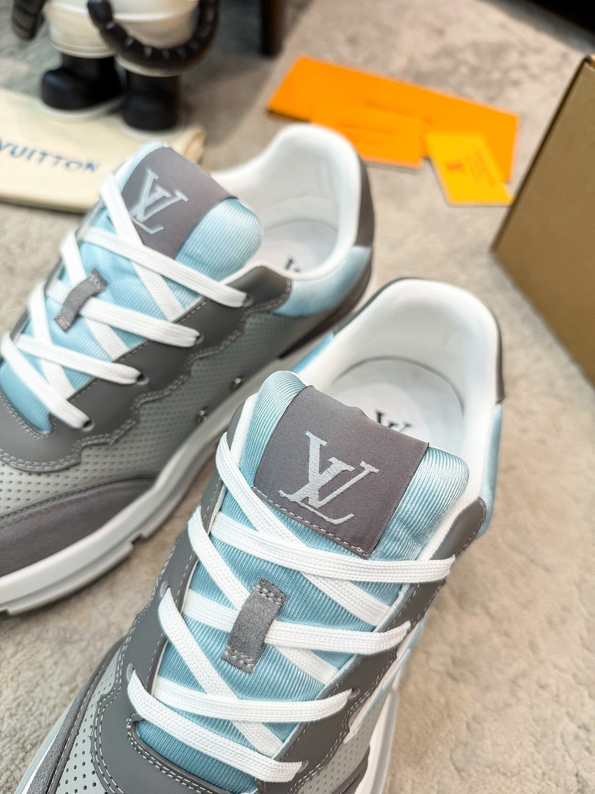 LV 26ss Classic Sneaker Gray Blue Mesh Suede 625425