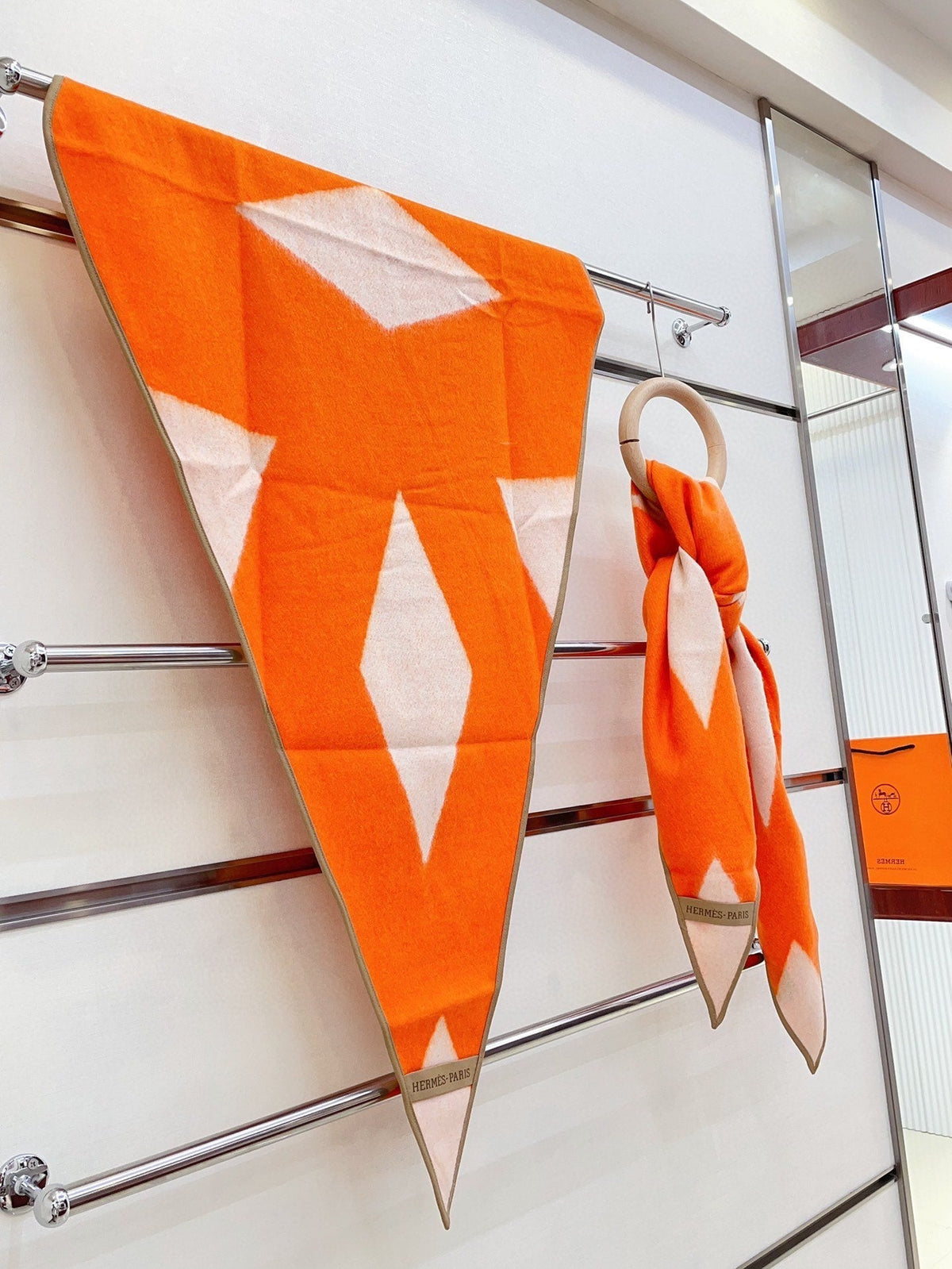 Diamond Shaped Scarf 186 CM In Orange Mix White Cashmere 373671