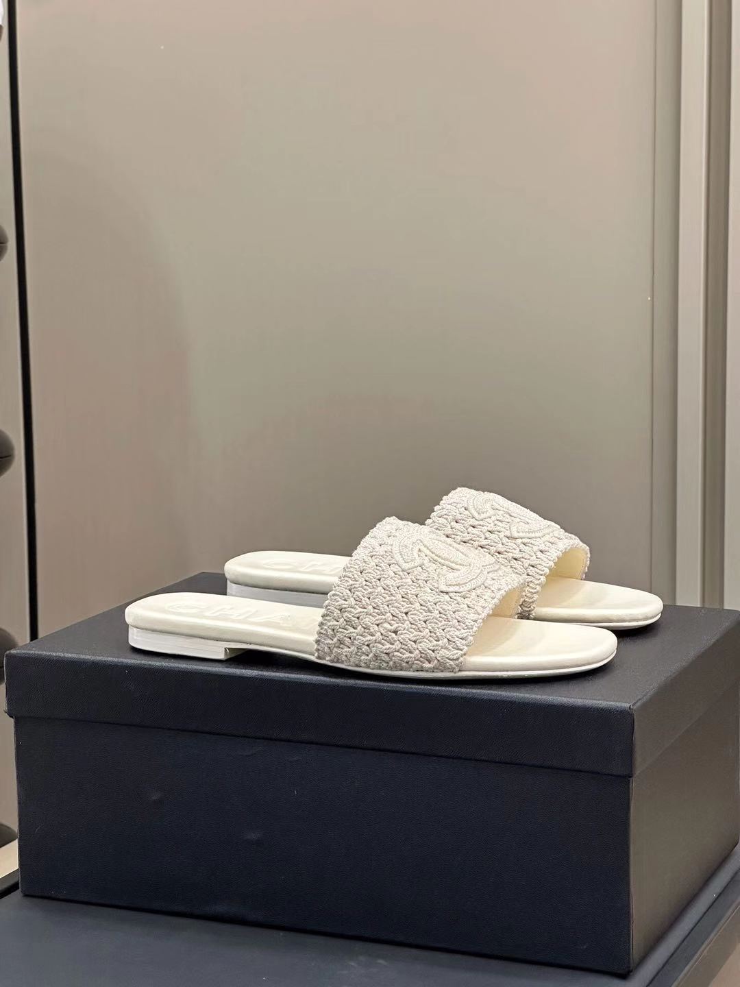 CC WOVEN SLIPPERS WHITE COWHIDE SOLE