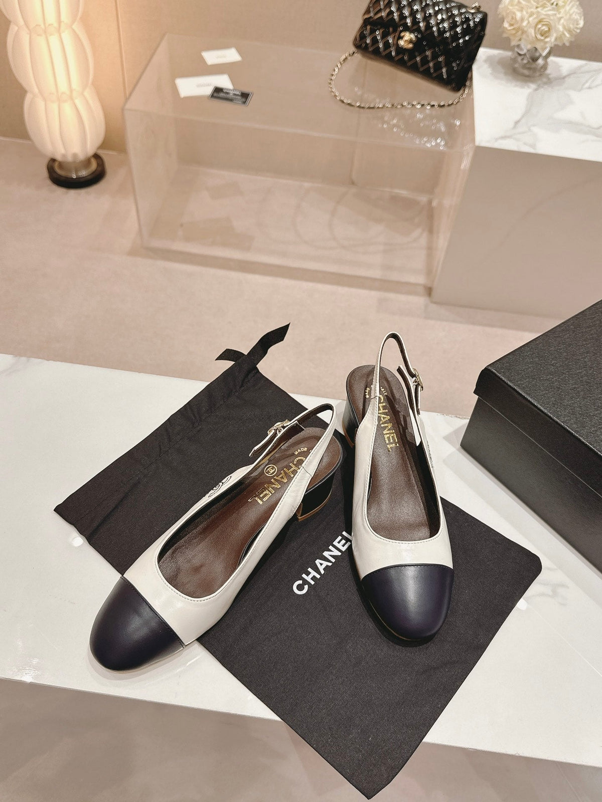 CC 24P SLINGBACKS 45MM WHITE BLACK LAMBSKIN