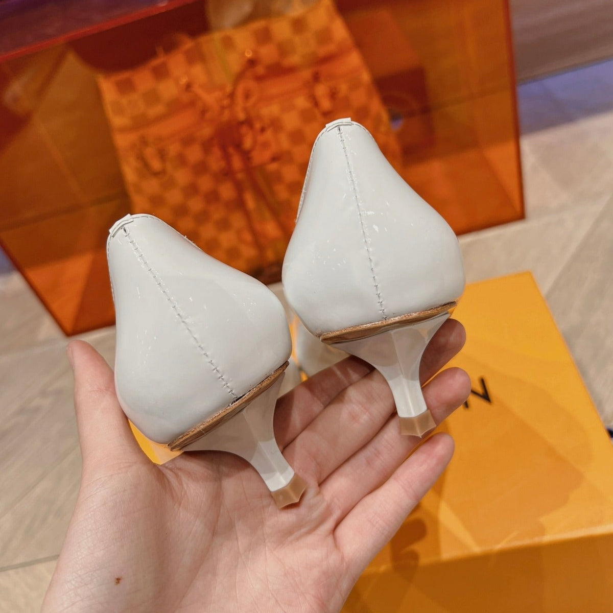 LV SINGLE LOW HEEL PUMP WHITE