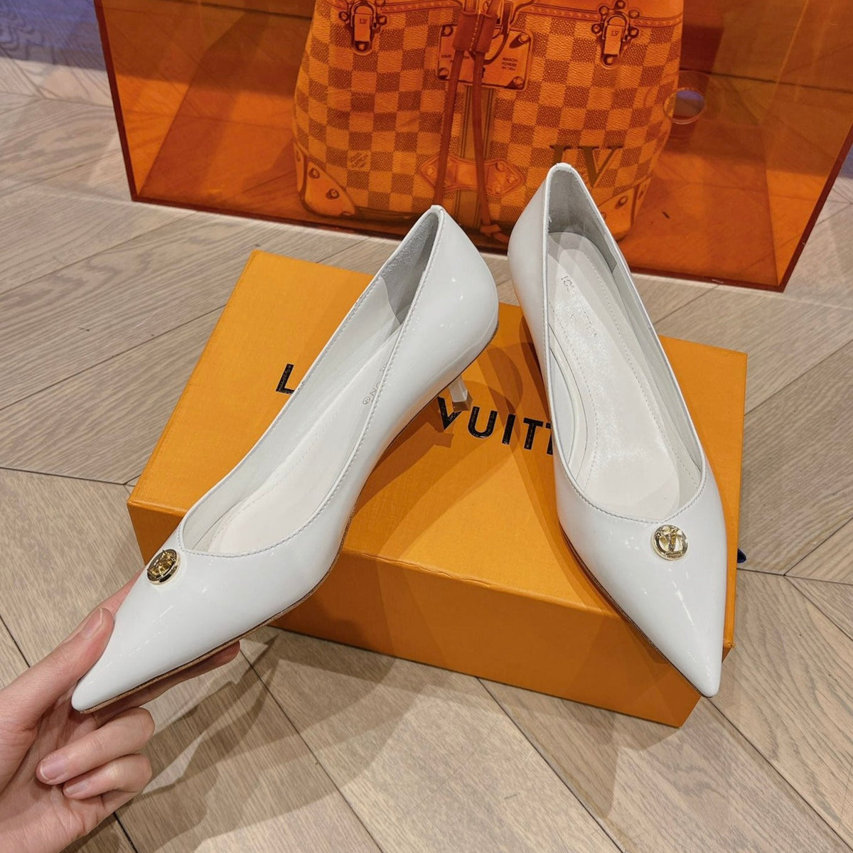 LV SINGLE LOW HEEL PUMP WHITE