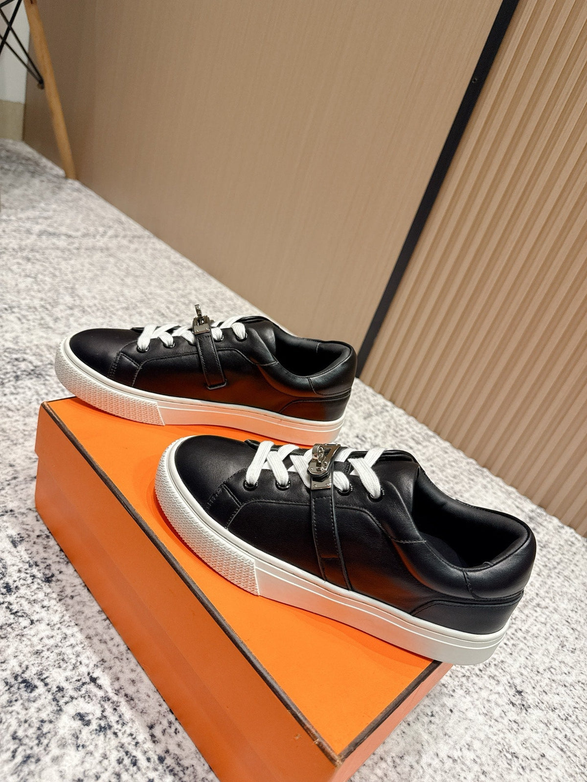 HM Casual Sneakers Sliver Buckle  Black White Leather