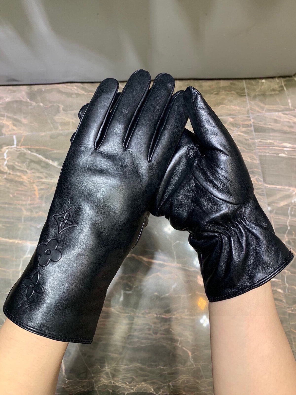 LV Gloves In Black Lambskin 465060