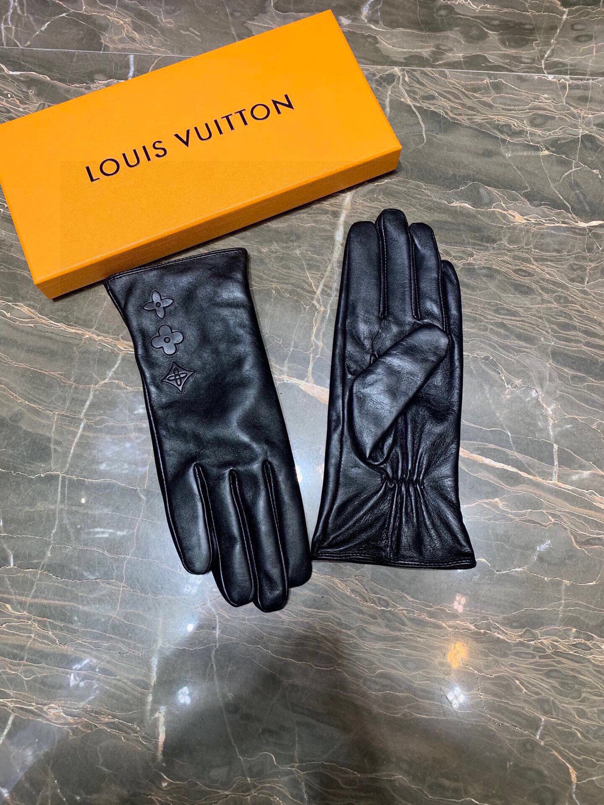LV Gloves In Black Lambskin 465060