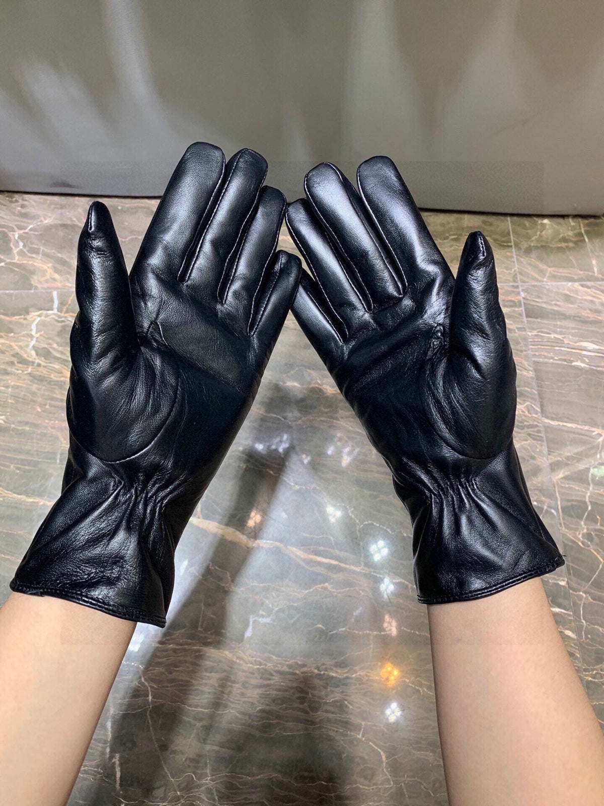 LV Gloves In Black Lambskin 465060