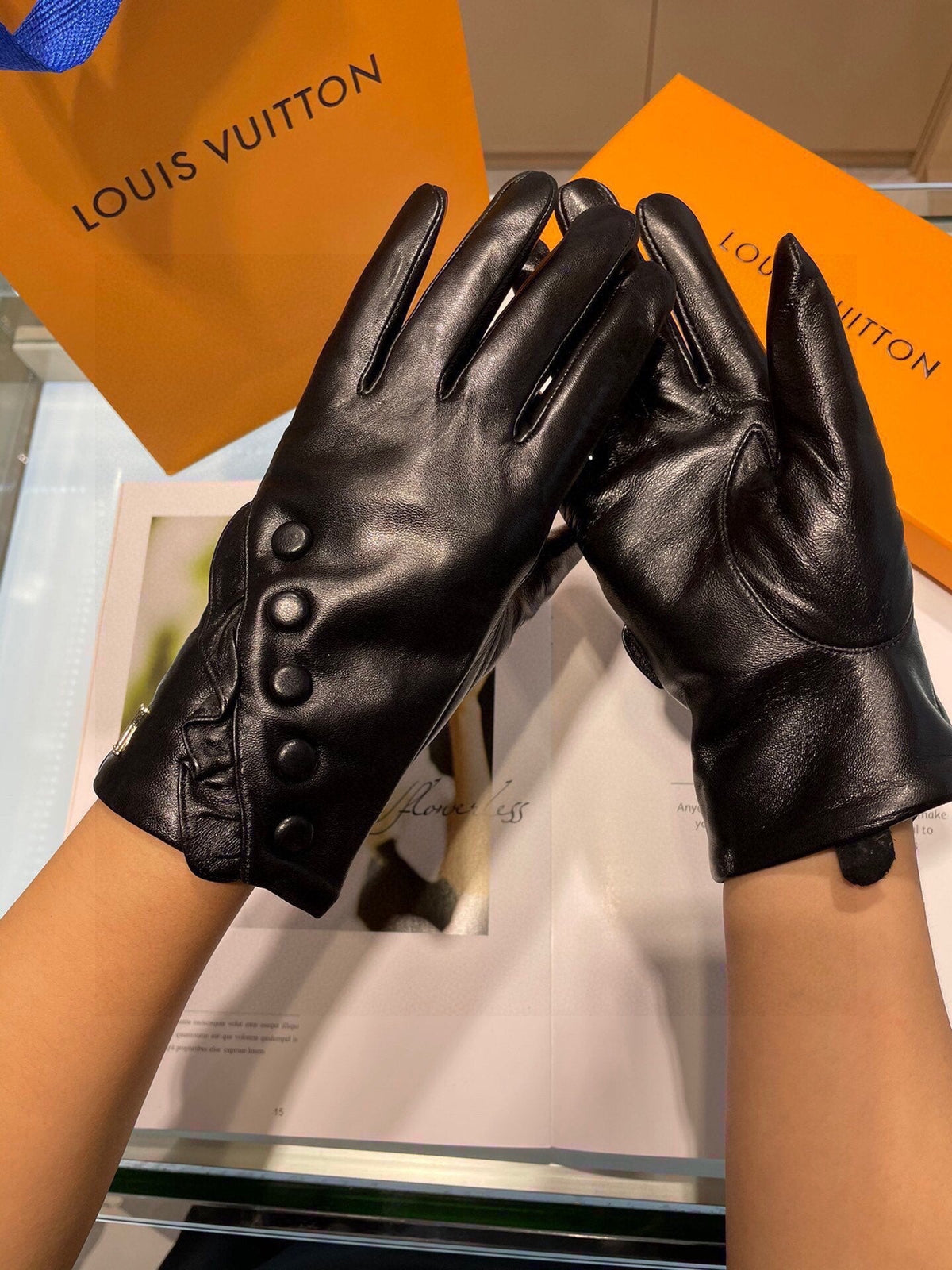 LV Gloves In Black Lambskin 480154