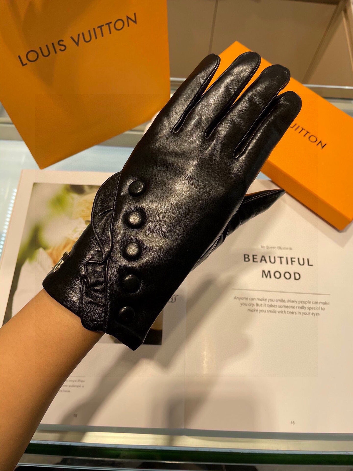 LV Gloves In Black Lambskin 480154
