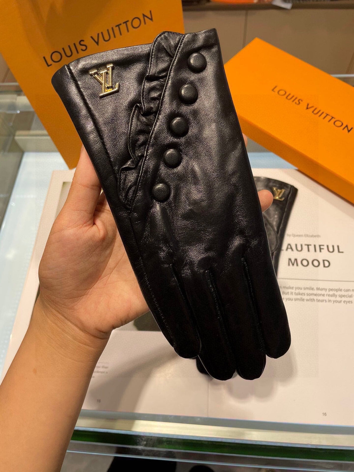 LV Gloves In Black Lambskin 480154
