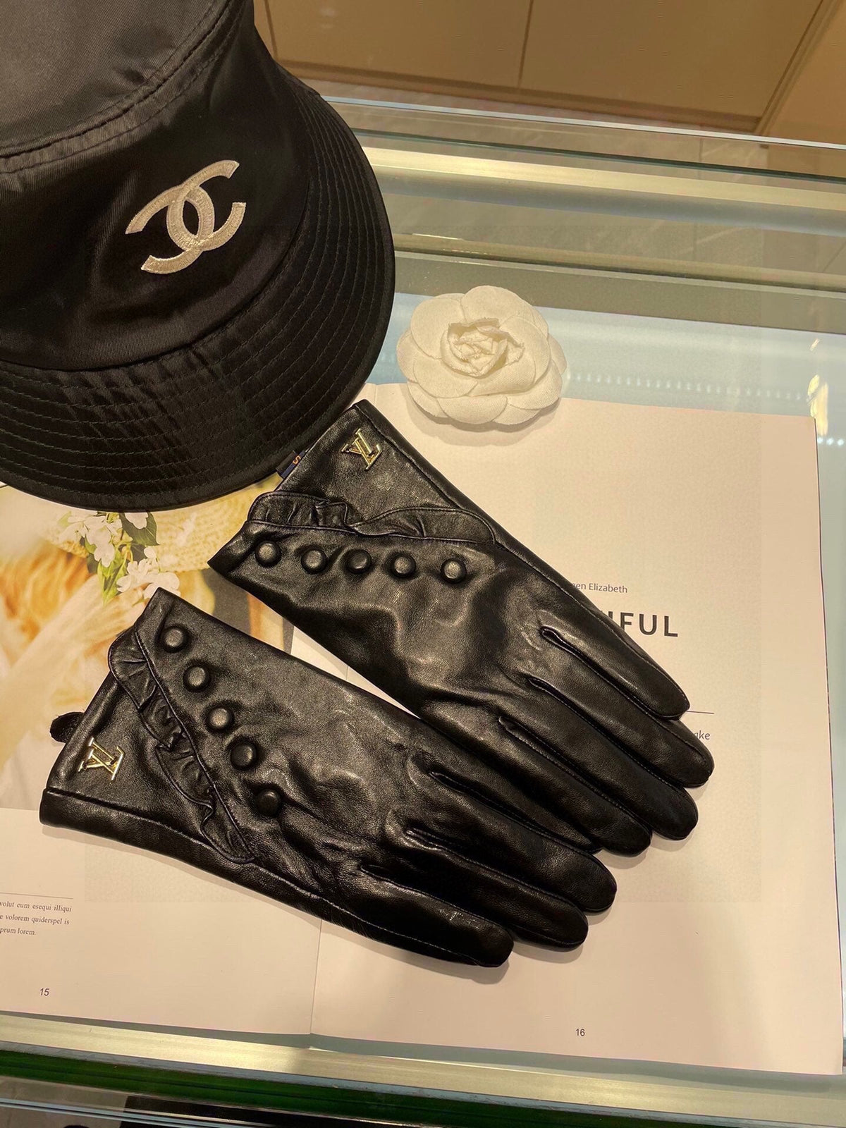 LV Gloves In Black Lambskin 480154
