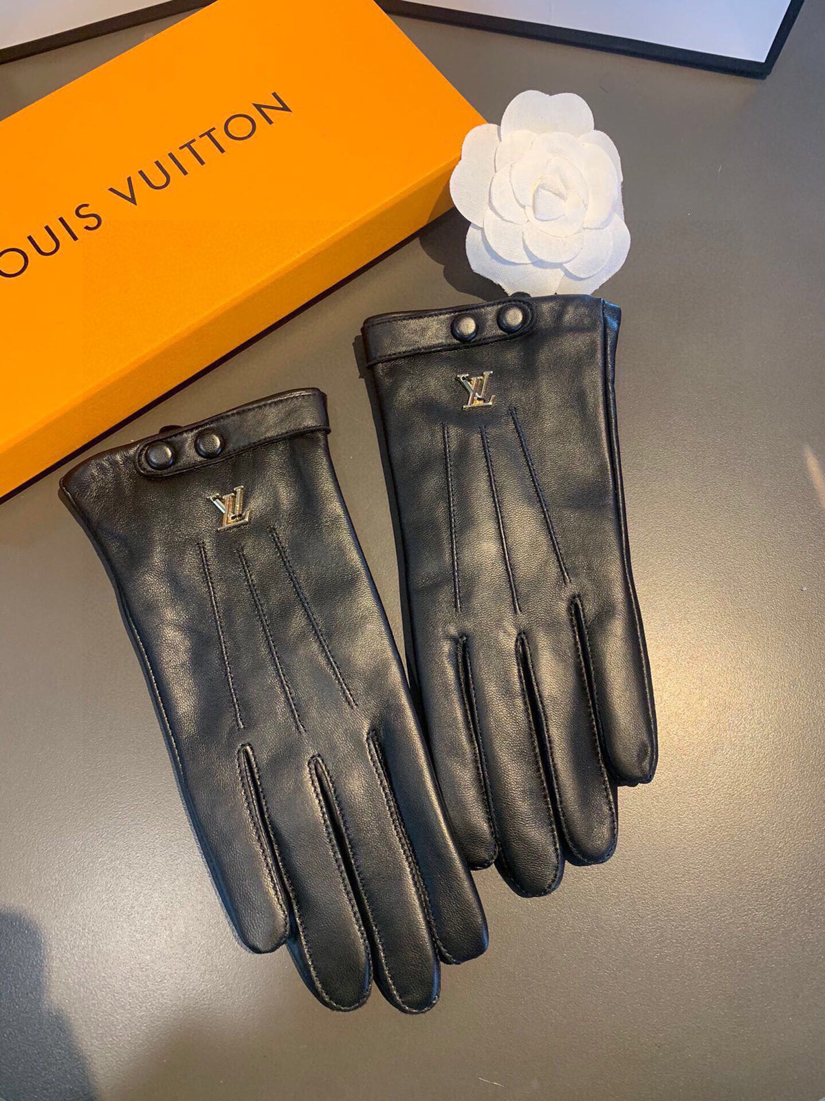 LV Gloves In Black Lambskin 480155