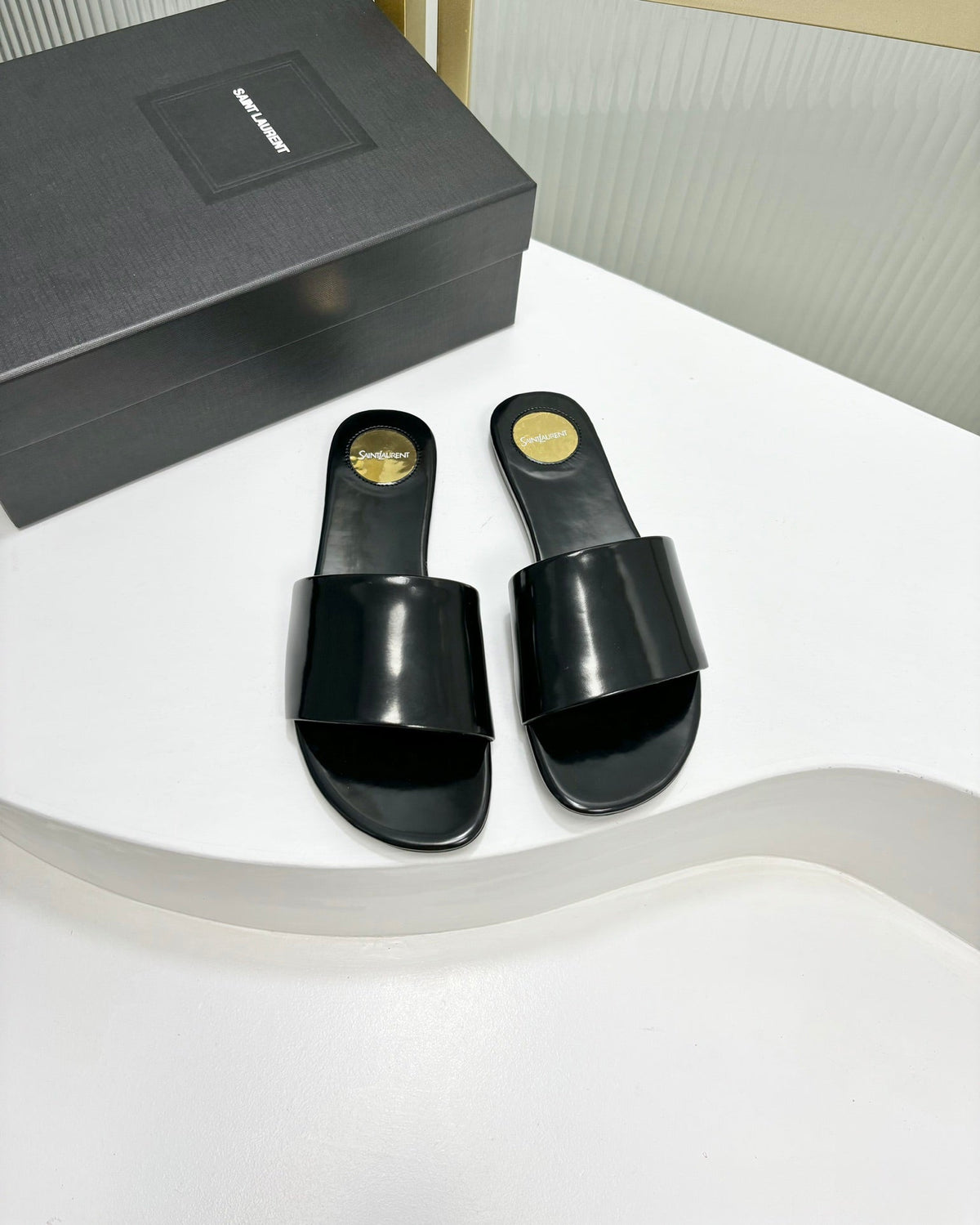 CARLYLE SLIDES IN BLACK GLAZED LEATHER