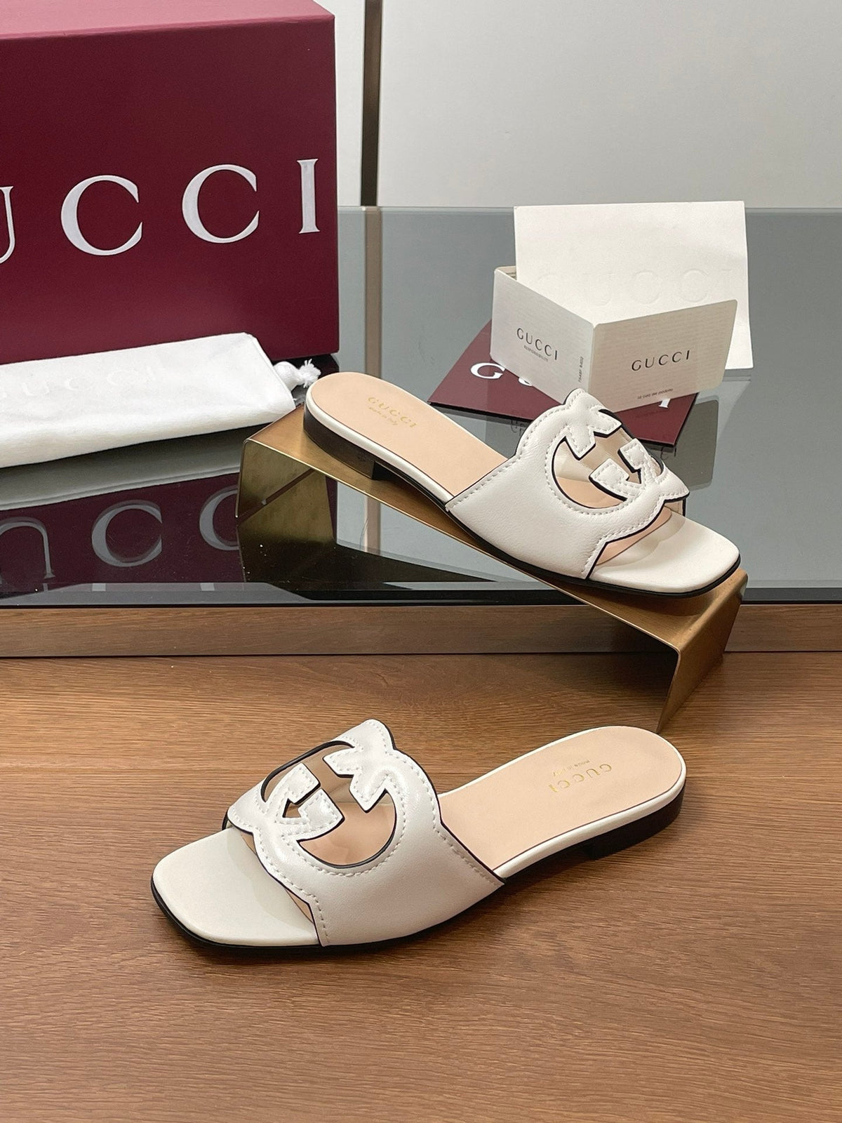 Gucci 2026 Women's Slide Sandal With Interlocking G Leather 765476