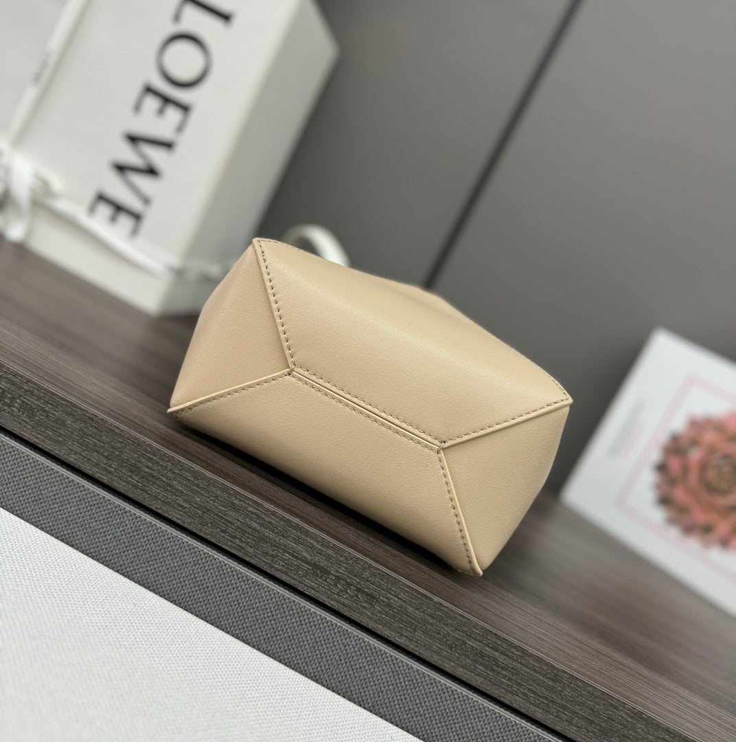 Loewe Puzzle Fold Handbag White and Gray Rice Apricot Cowhide 254370