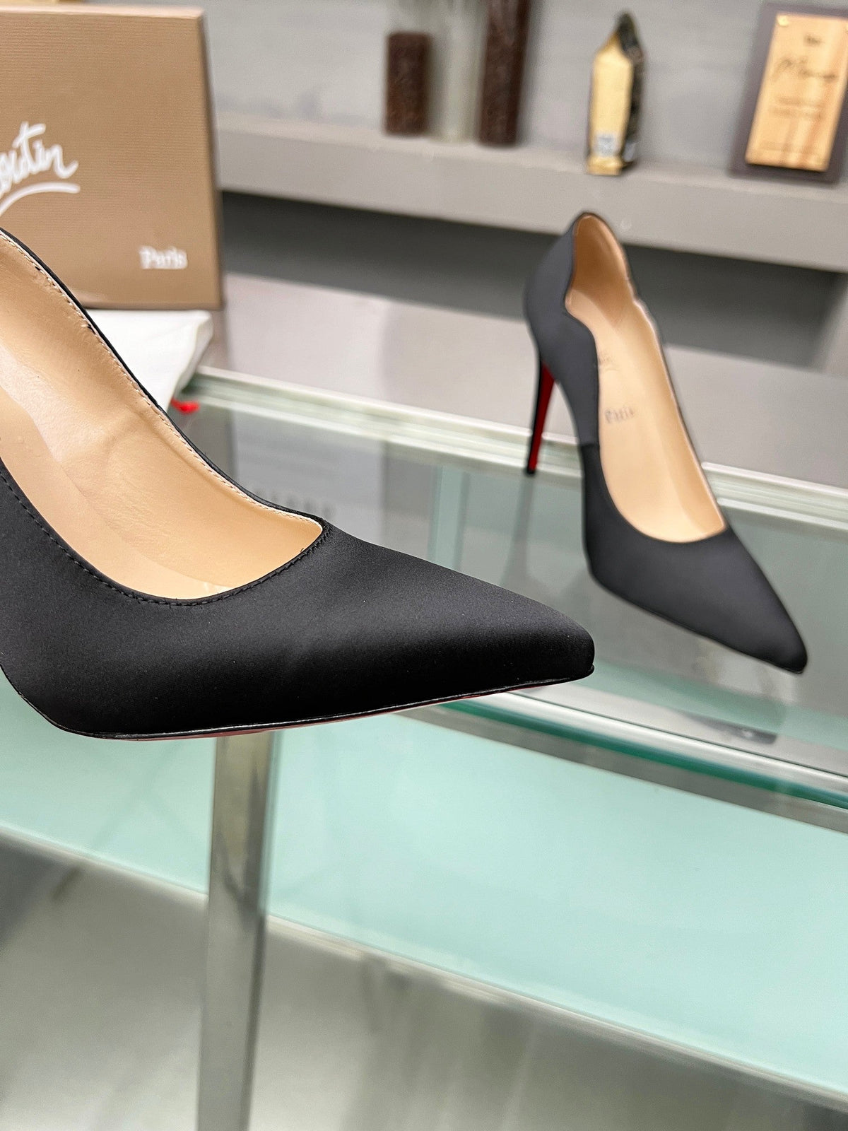 CL Hot Chick Pumps 100mm Crepe Satin Black