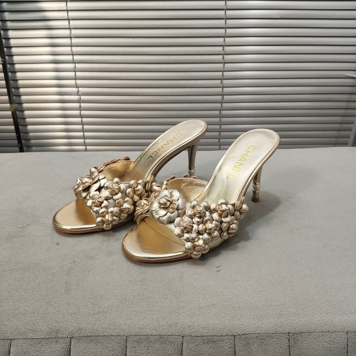mule sandal 80 gold metalic calfskin flower