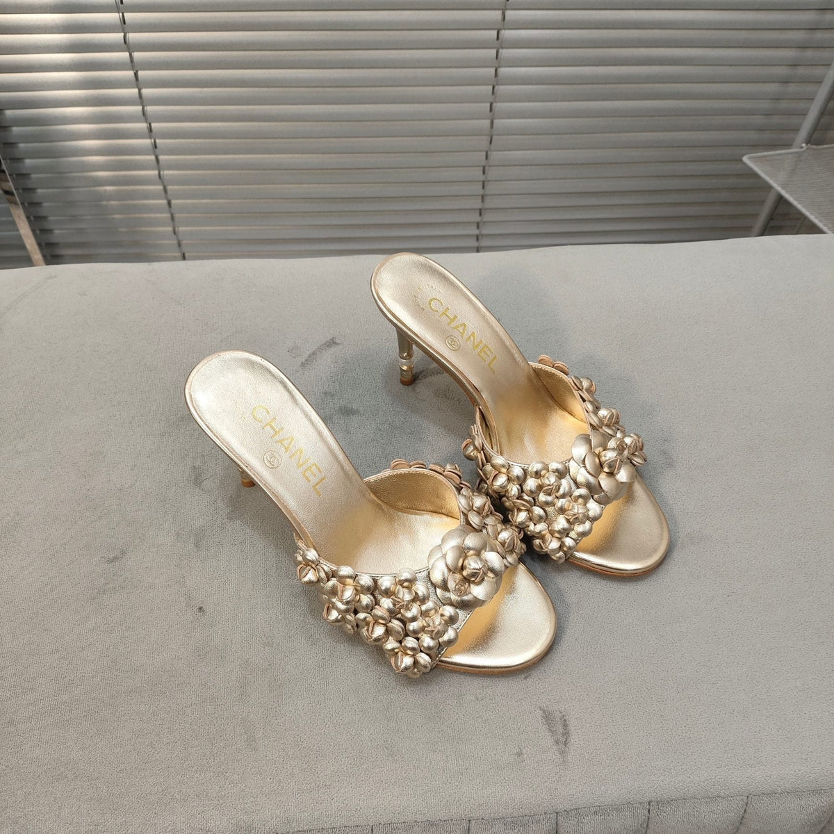 mule sandal 80 gold metalic calfskin flower