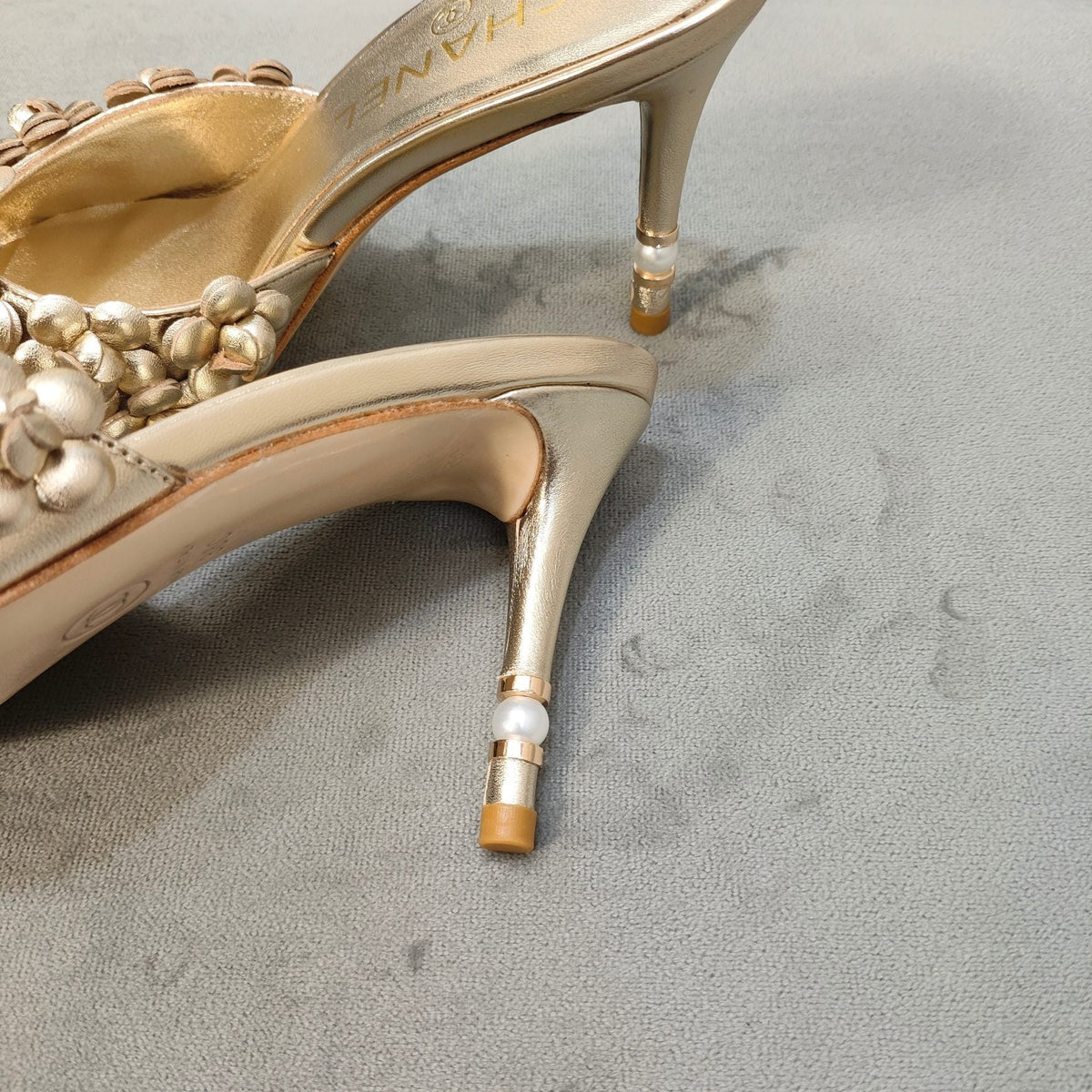 mule sandal 80 gold metalic calfskin flower