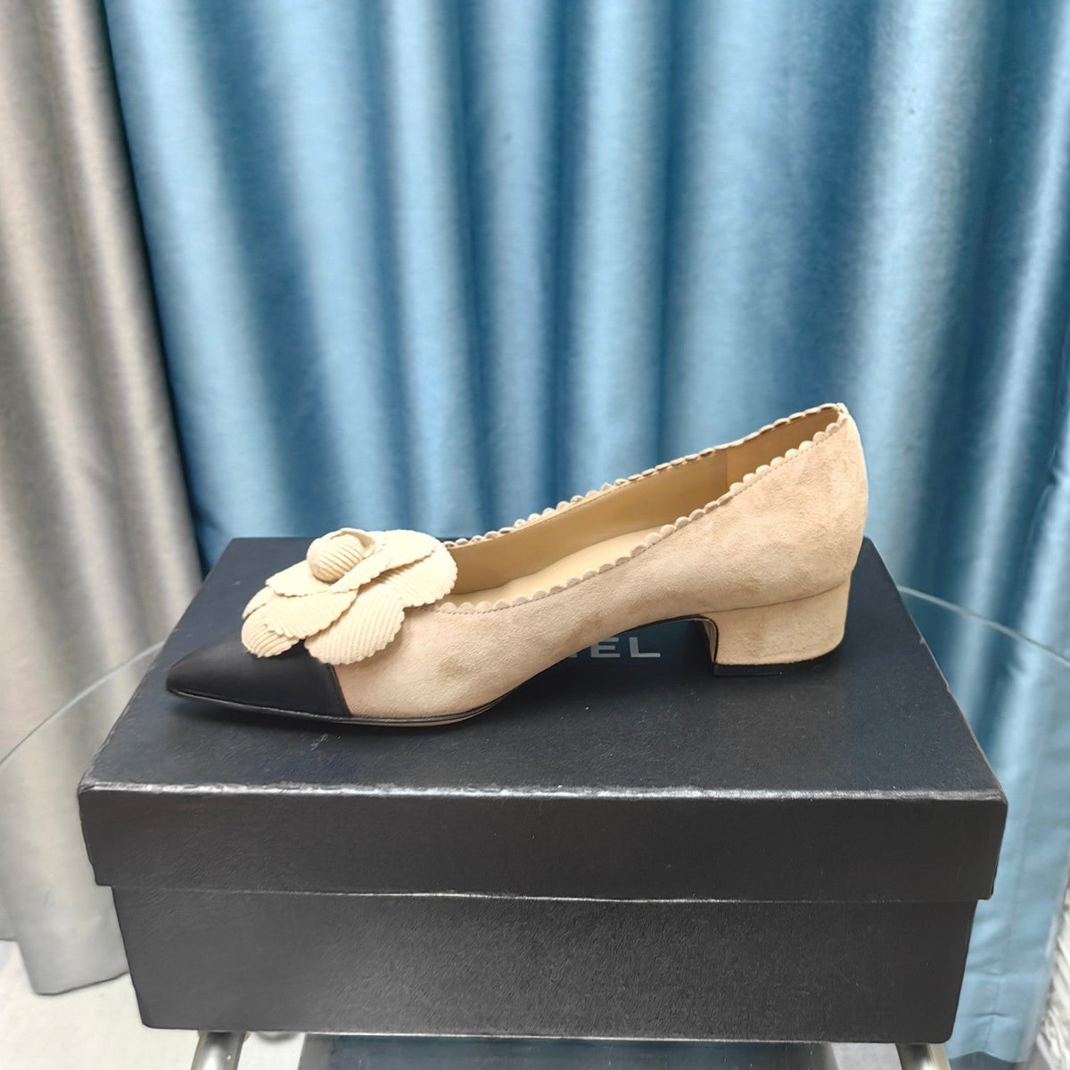 CC MEDIUM HEELS IN TAN BEIGE SUEDE AND BLACK CALFSKIN WITH FLOWER