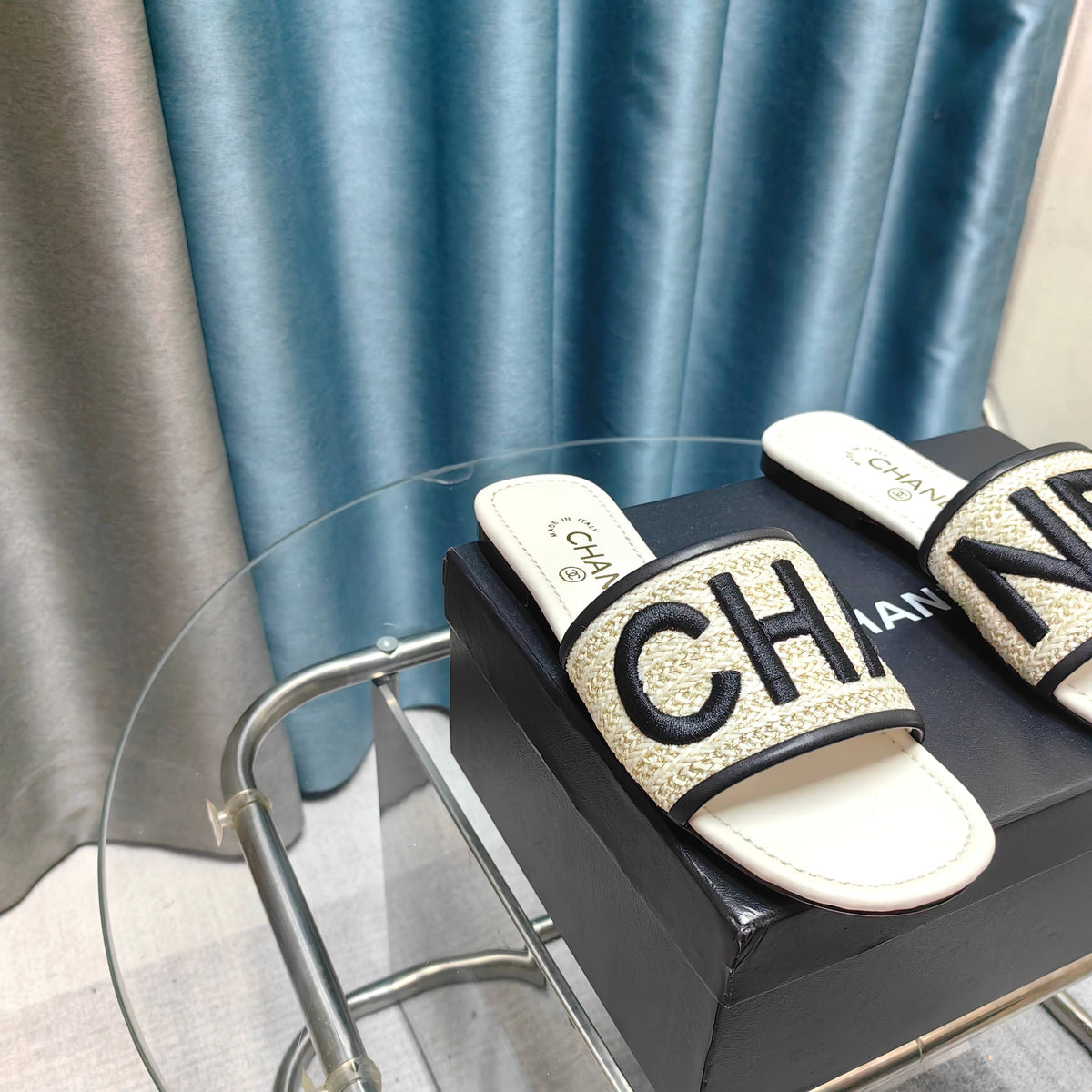 CC 25 Mule Raffia Large Logo