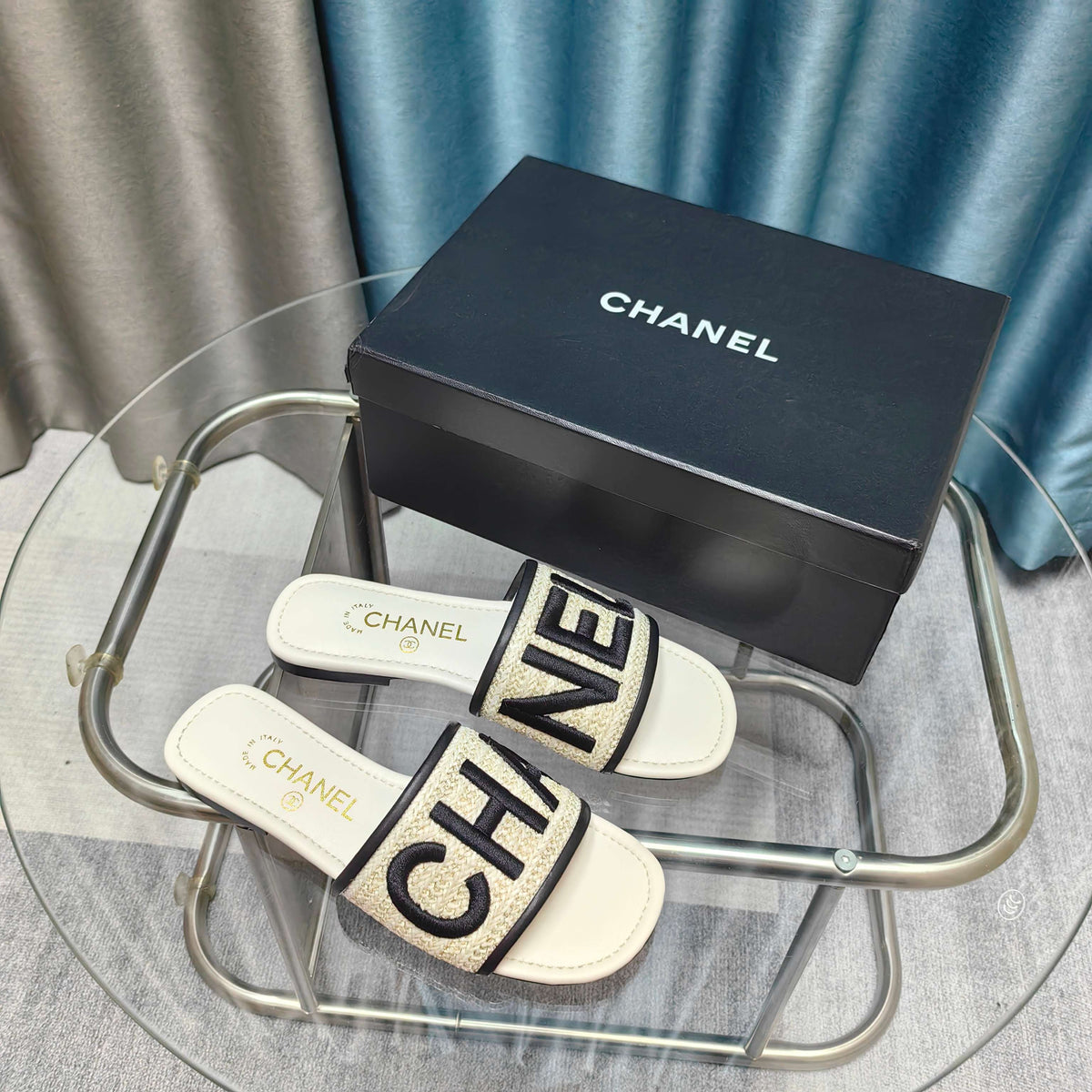 CC 25 Mule Raffia Large Logo