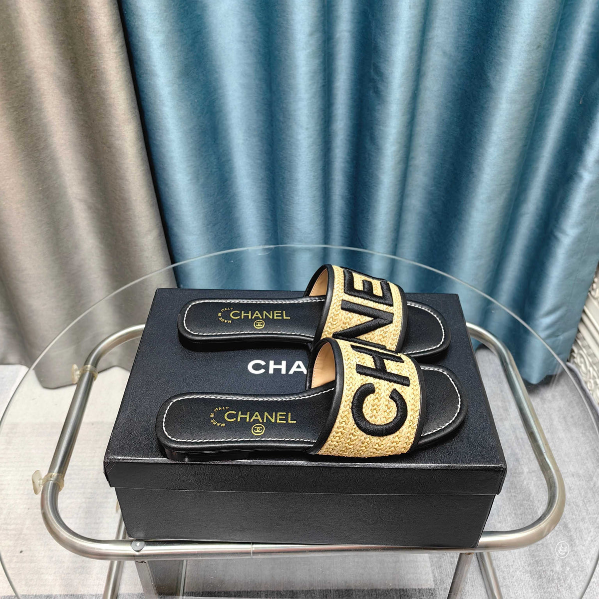 CC 25 Mule Raffia Large Logo