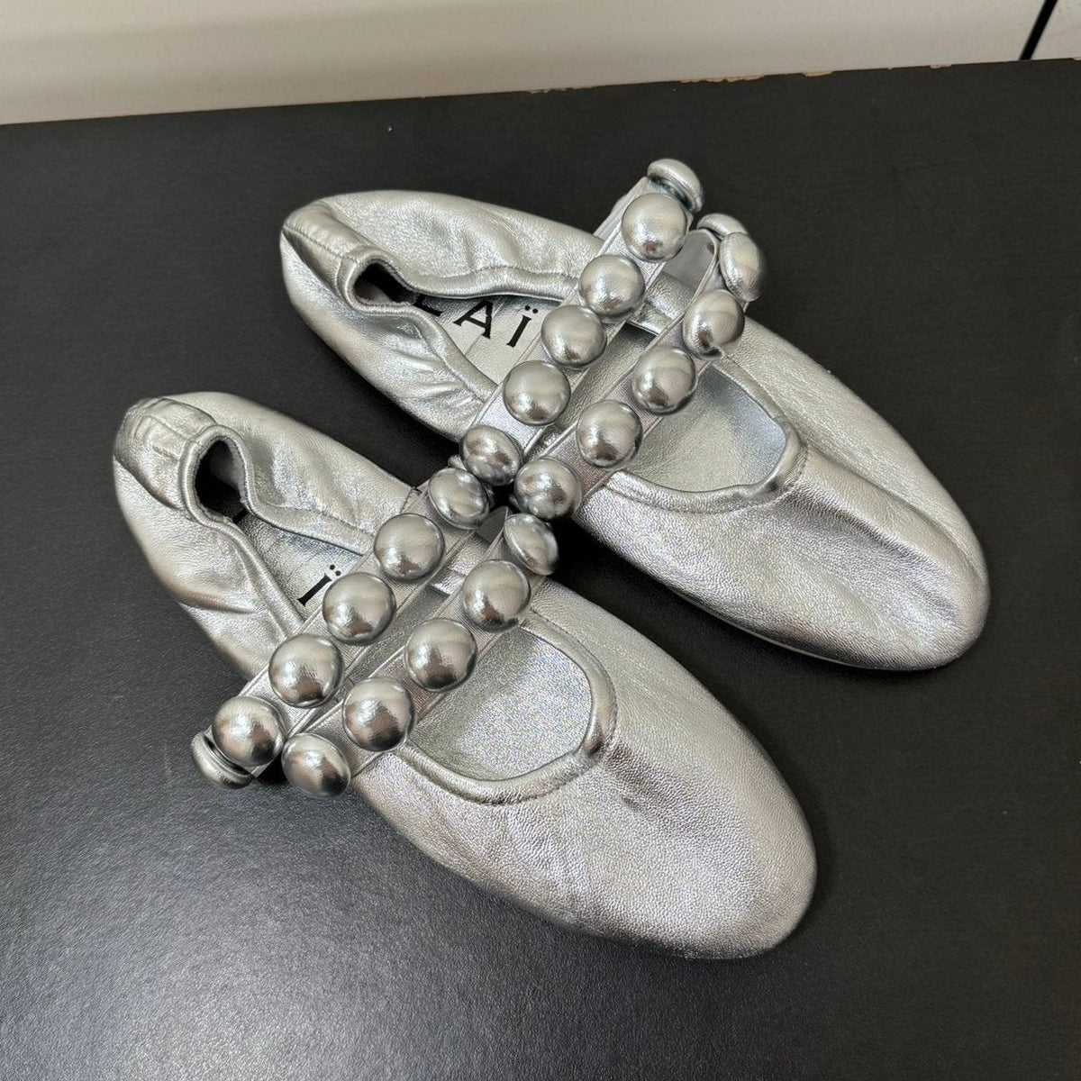 ALAIA SPHERE BALLET FLATS IN SILVER LAMBSKIN