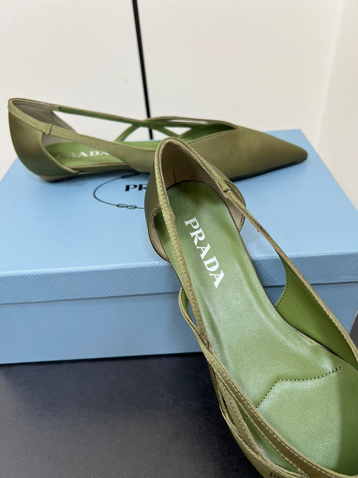CUT-OUT BALLERINAS IN OLIVE GREEN SATIN