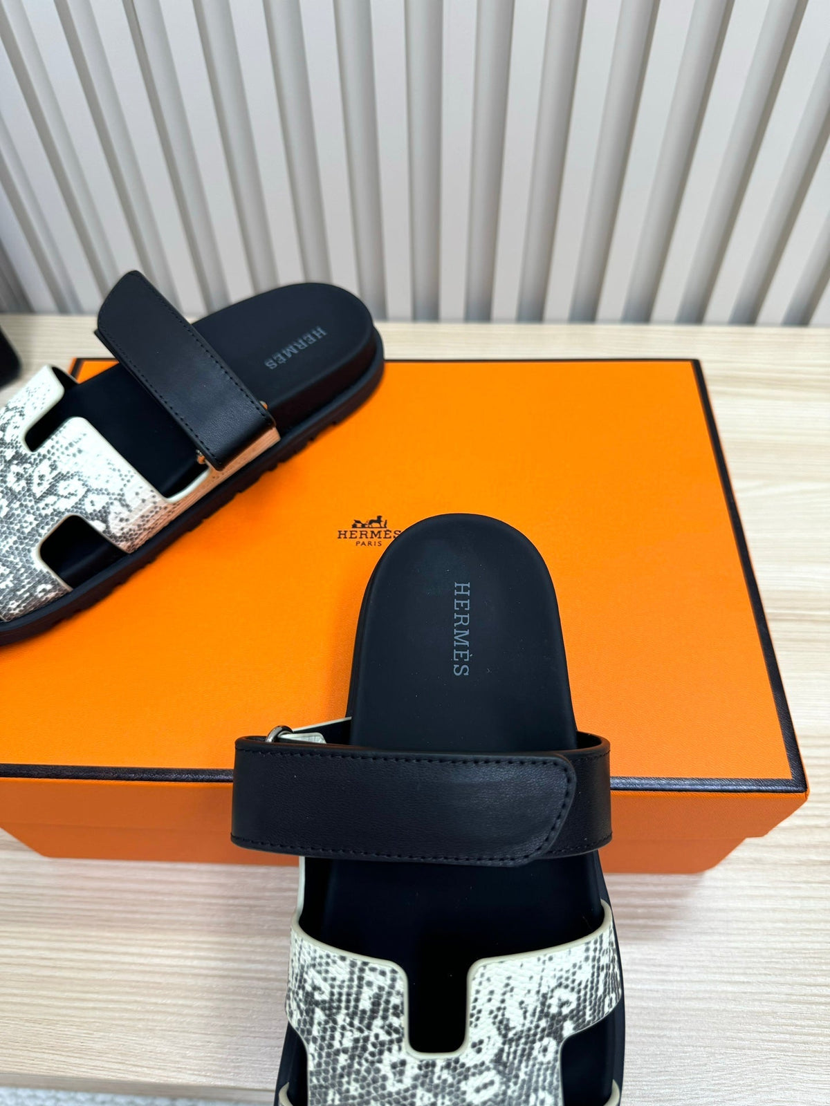HM 26ss Slippers White Black Suede Leather 618579