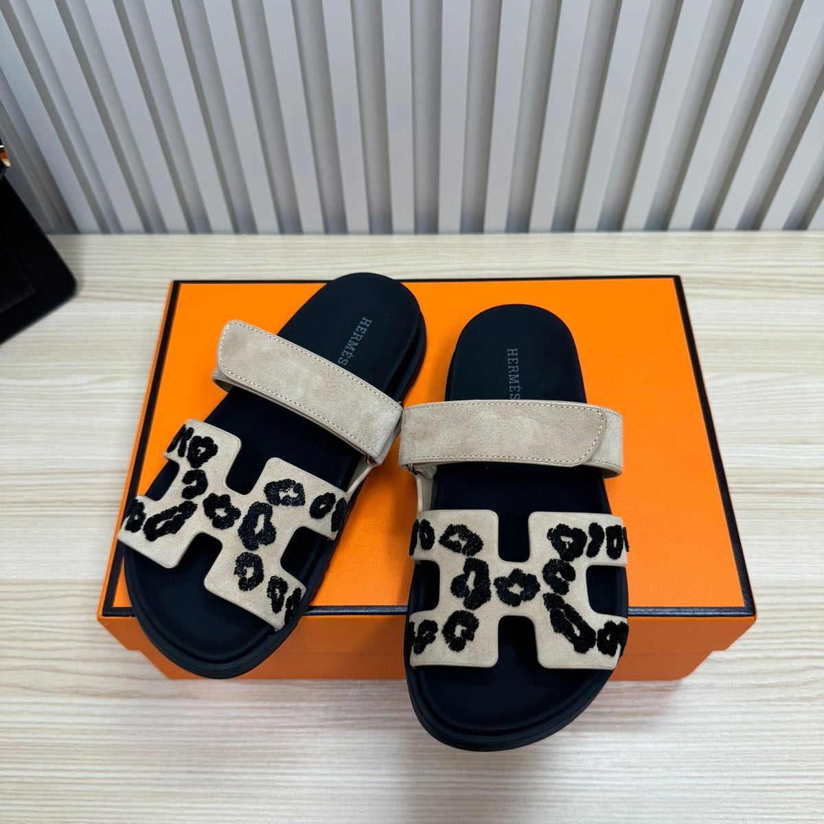 HM 26ss Slippers Black Gray Suede Leather 618575