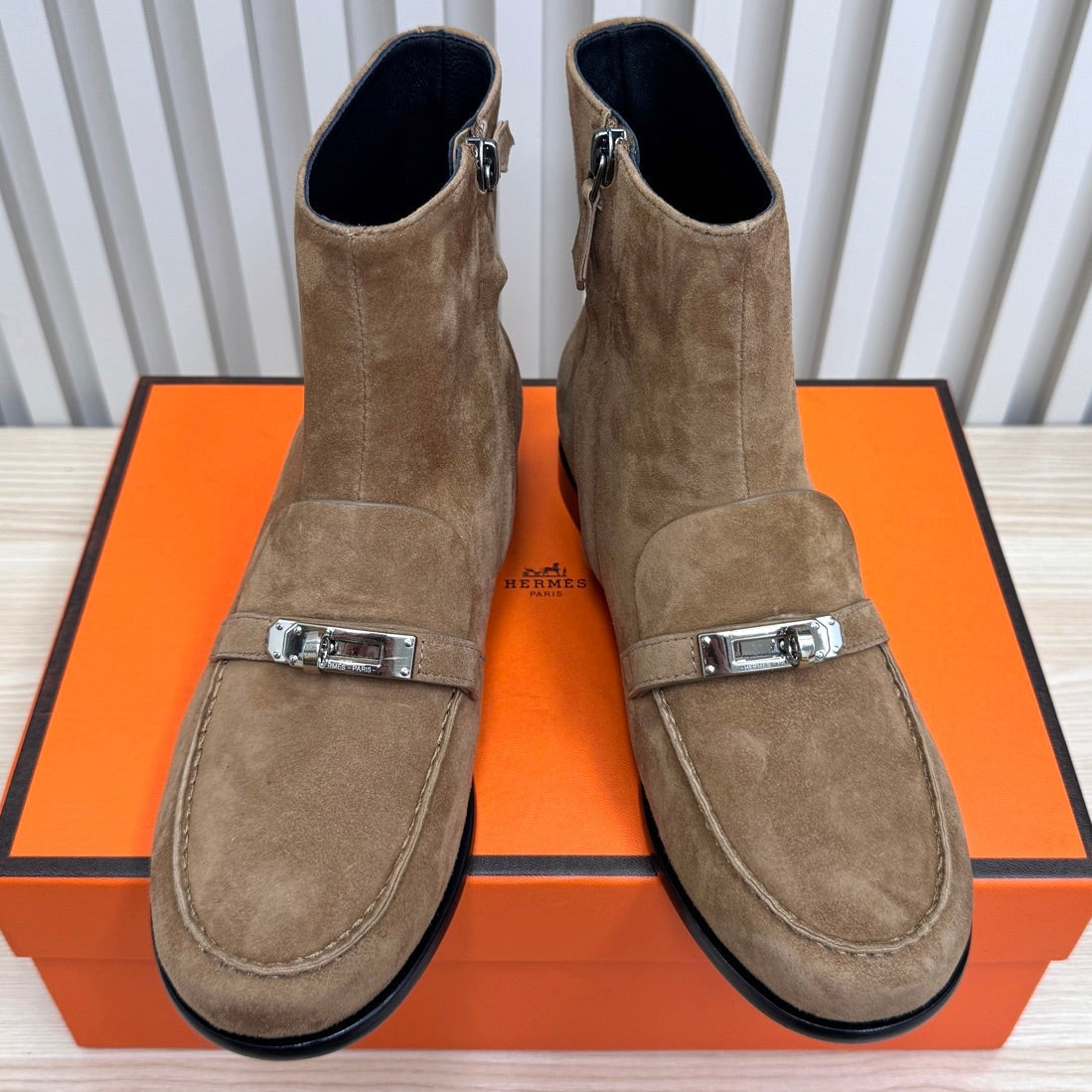 HM 25 Kelly Buckle Ankle Boots Tan Silver Suede 513079