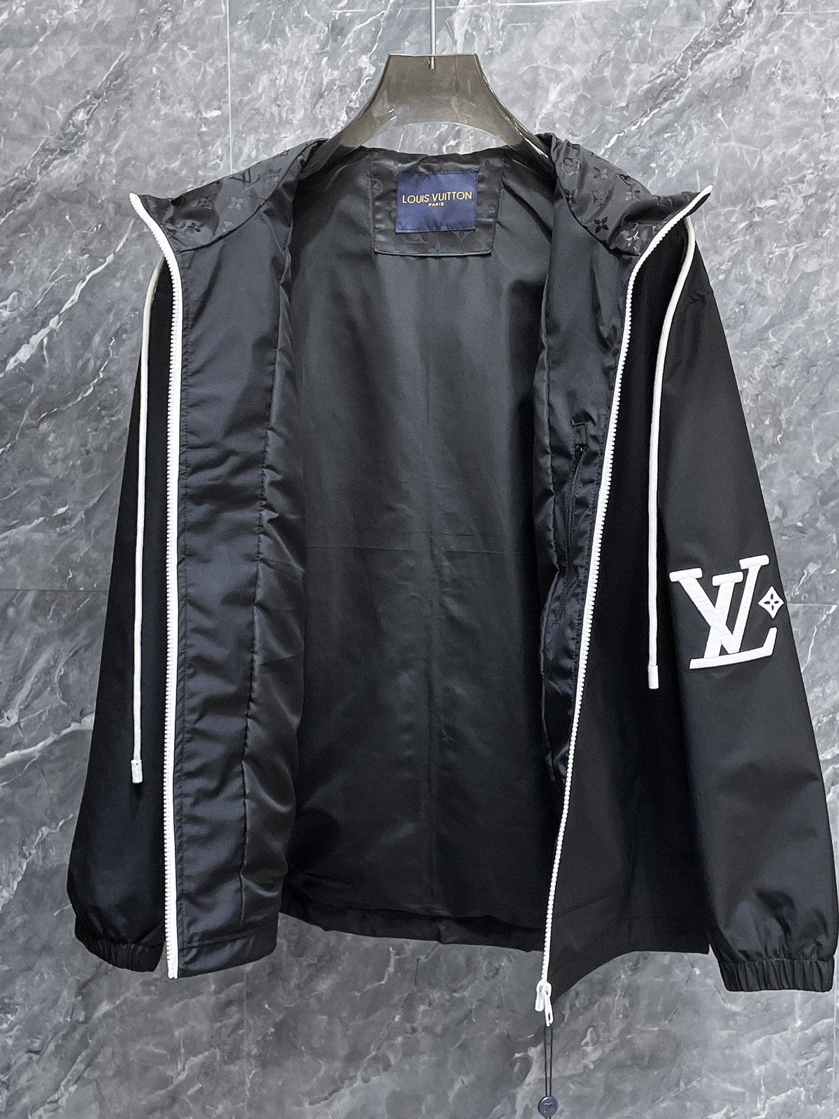 LV BLACK  JACKET 239571