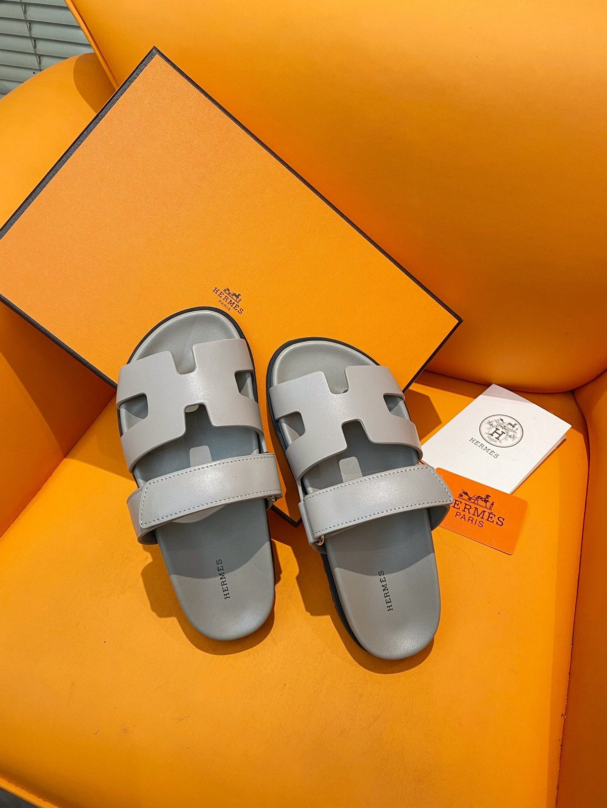 chypre sandal gris perle calfskin