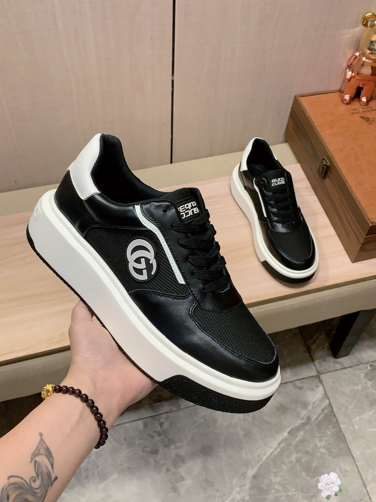 GG Men's Sneaker Black Sheepskin 709672