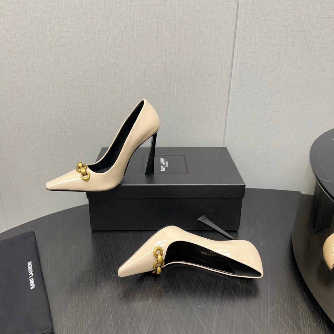 HIGH PUMPS IN CREAM GLOSSY CALFSKIN ATTACHED GOLD CHAIN