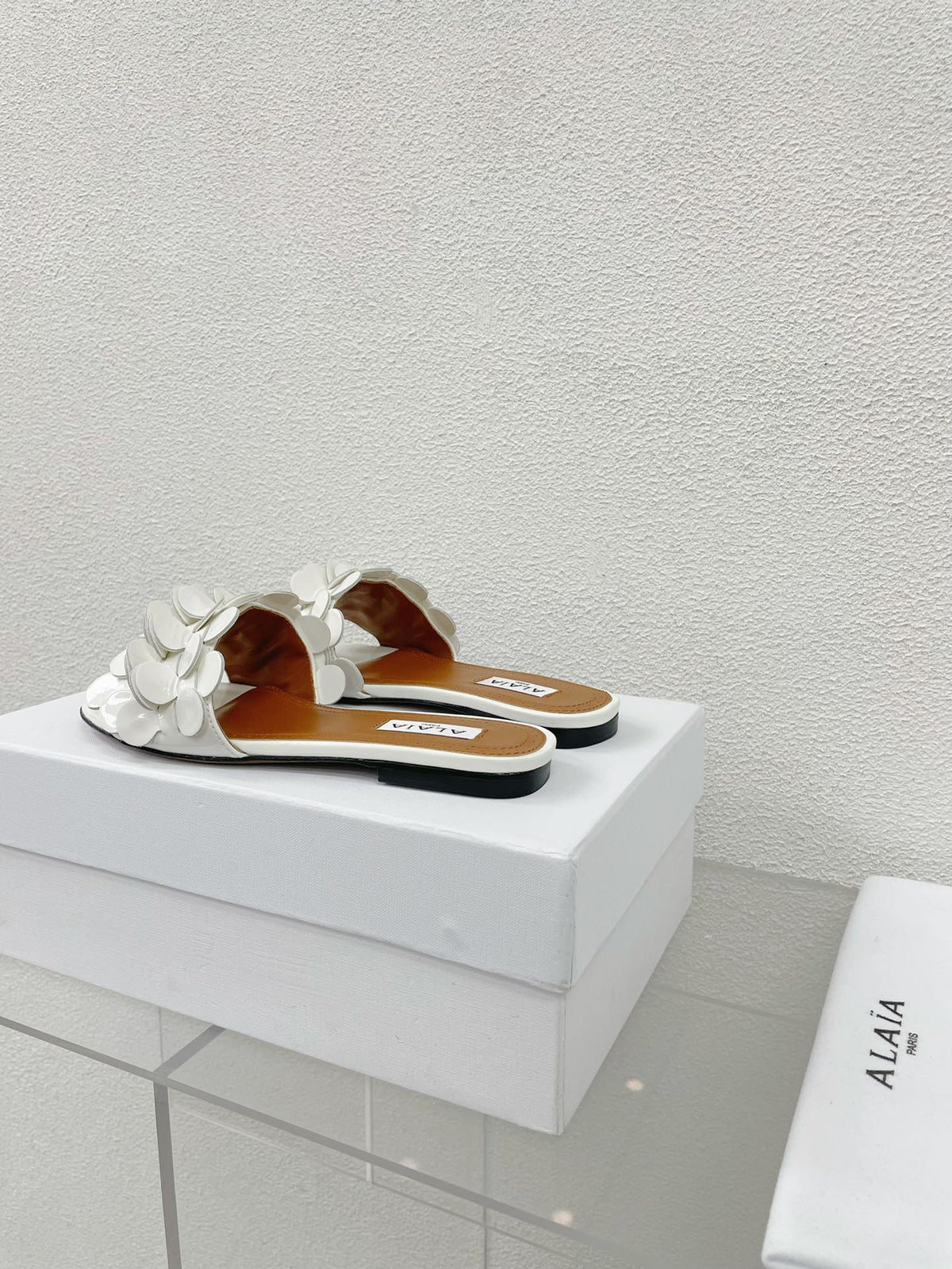 alaia sandal mule flower white pantent lambskin
