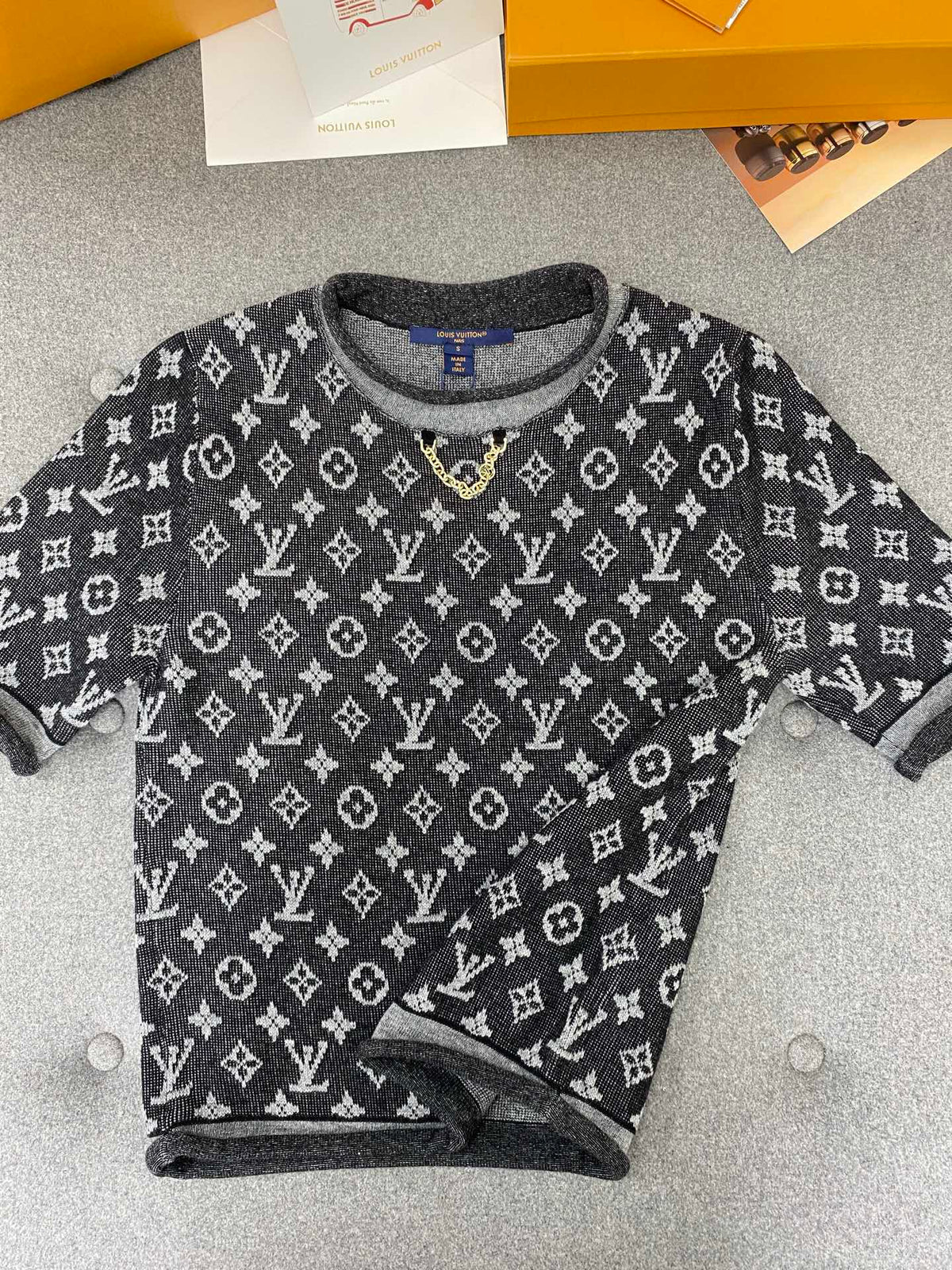 LV Simple Elegant Design T-shirt Black Cotton Wool