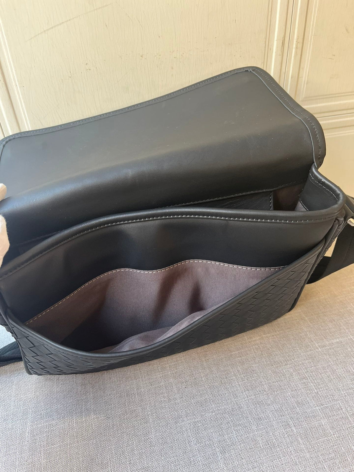 BV Messenger Bag 27cm Black Cowhide 545133