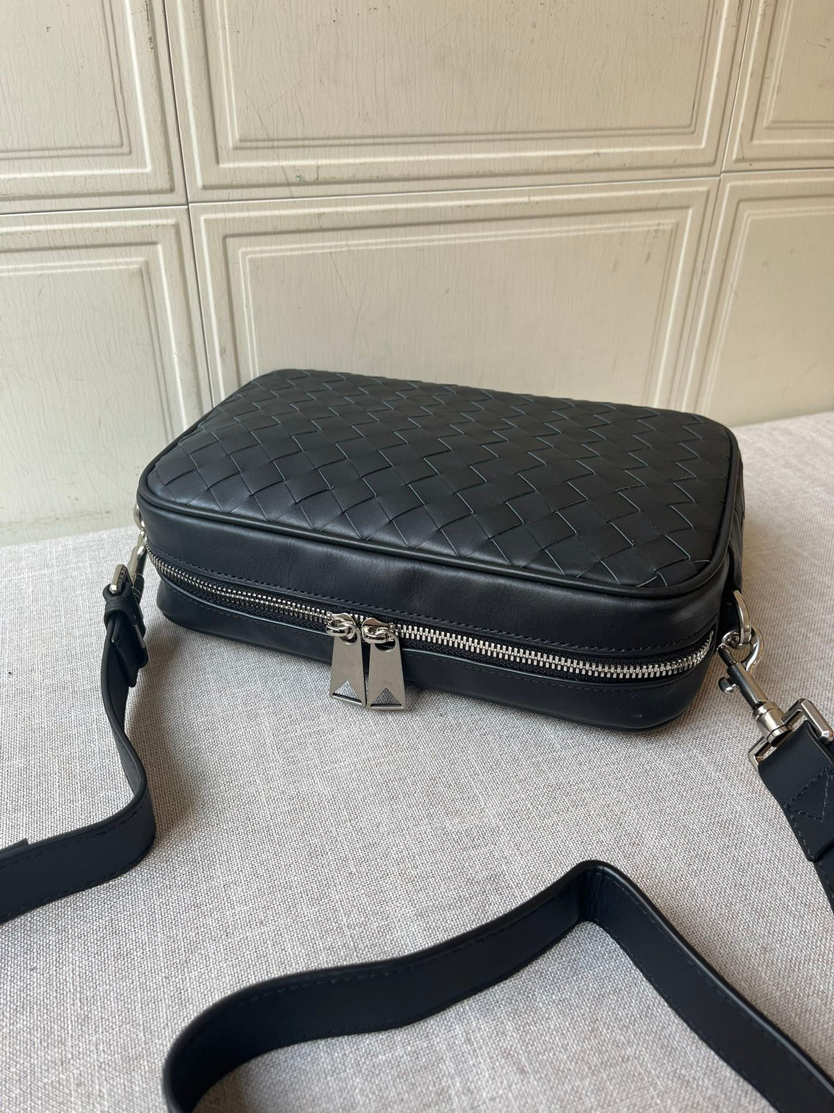BV Crossbody Bag 25cm Black Cowhide 545134
