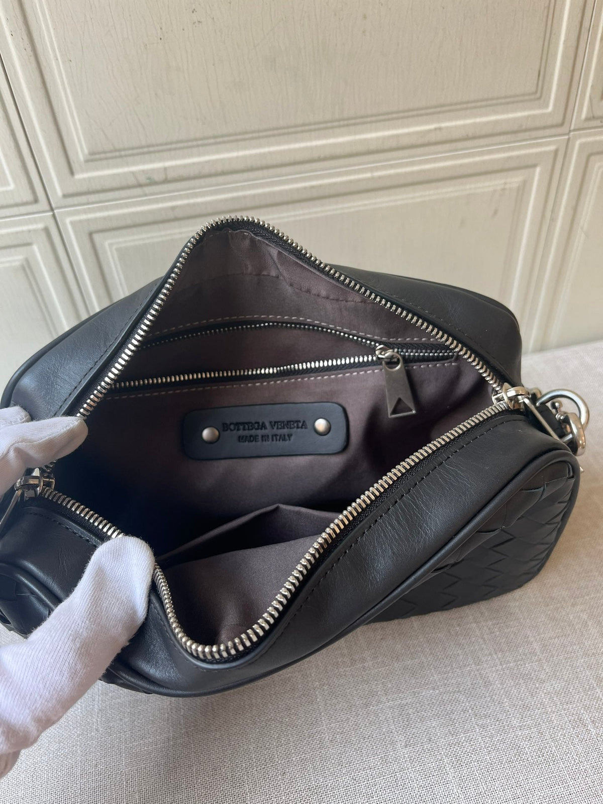 BV Crossbody Bag 25cm Black Cowhide 545134