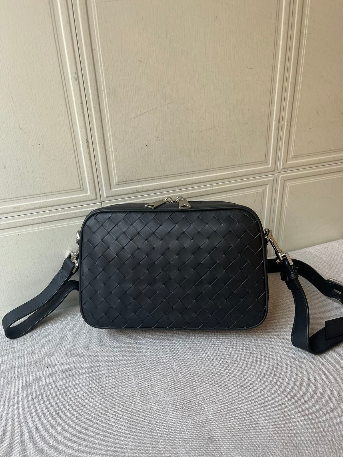 BV Crossbody Bag 25cm Black Cowhide 545134