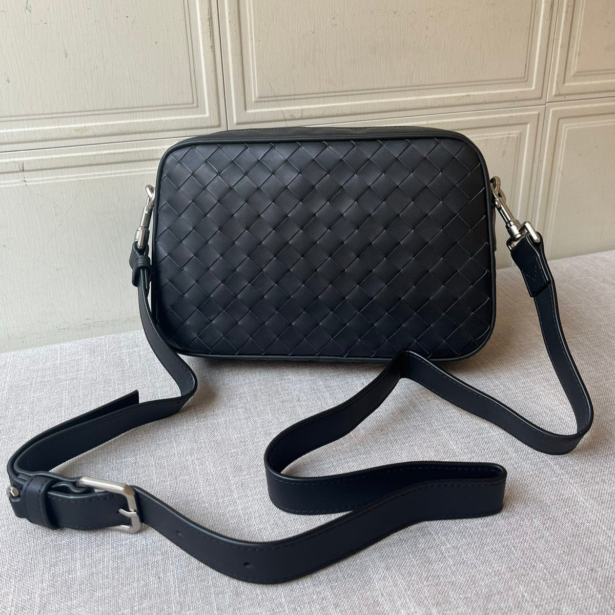 BV Crossbody Bag 25cm Black Cowhide 545134