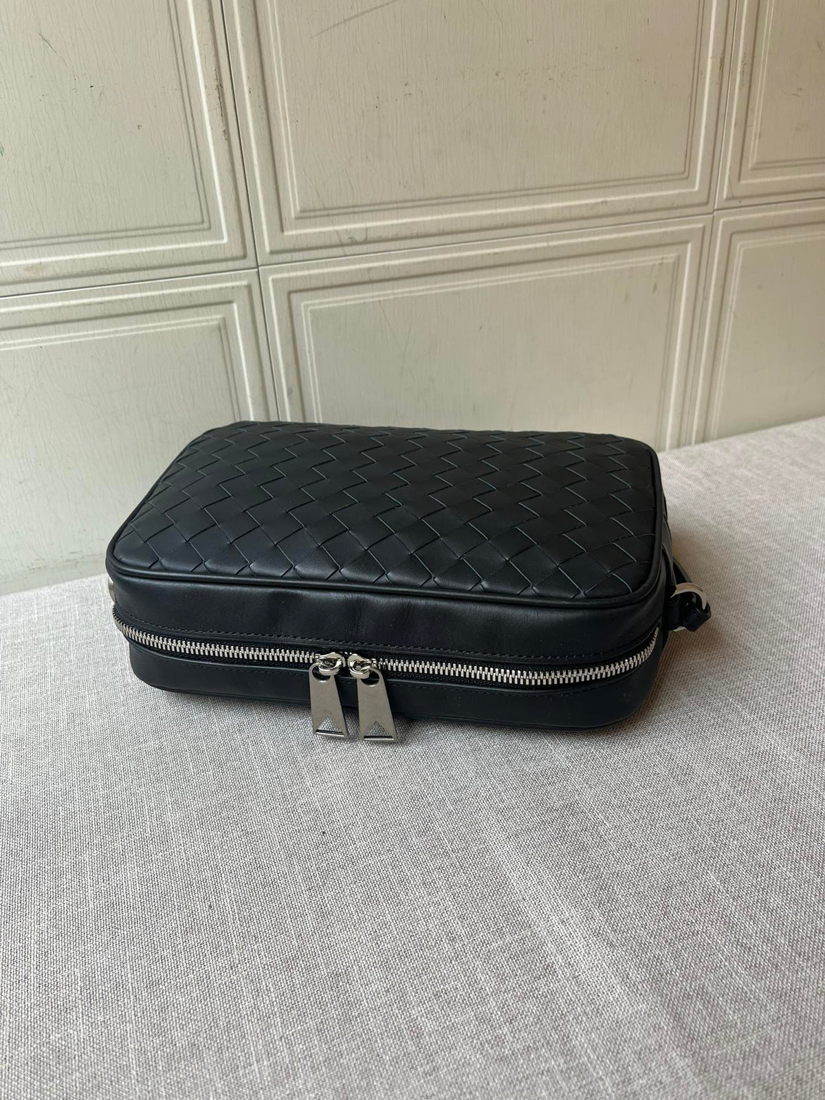 BV Crossbody Bag 25cm Black Cowhide 545134