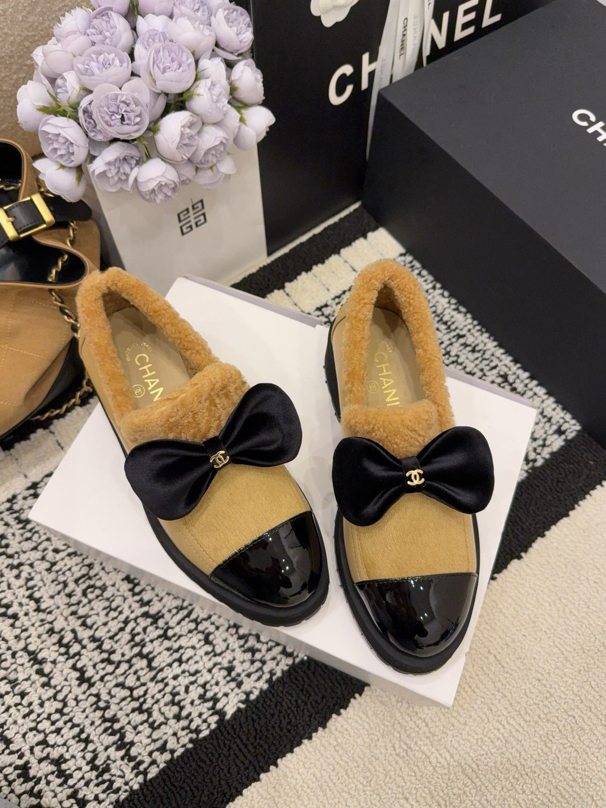 CC 26 Fur-lined Loafer With Bow Black Beige Wool Leather 588824