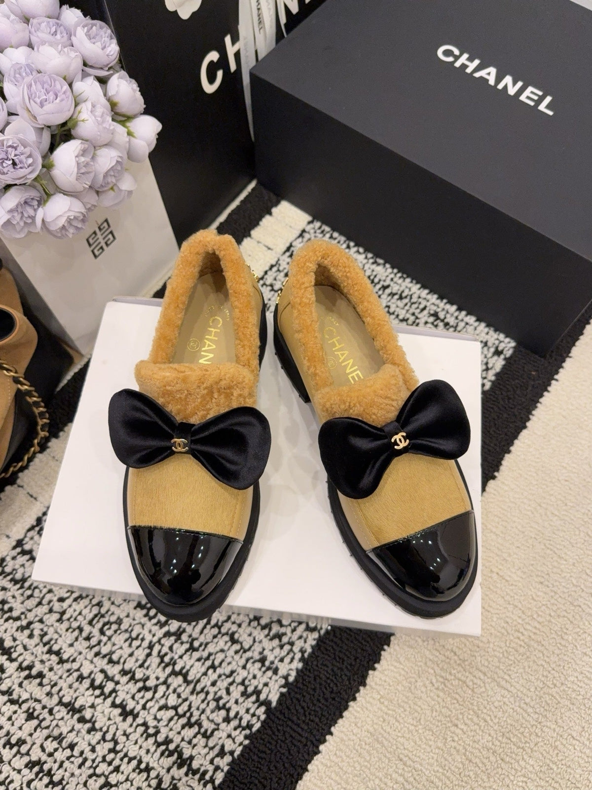 CC 26 Fur-lined Loafer With Bow Black Beige Wool Leather 588824