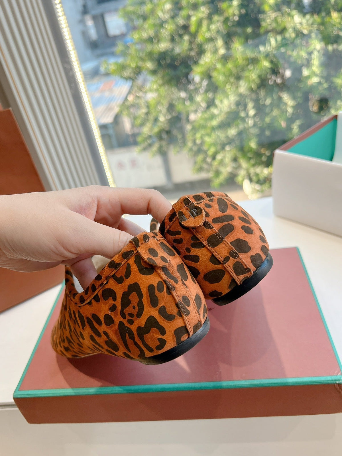 LP Cocooning Floaty Flat Orange Black Leopard Print Wool Fleece Lining And Suede 992982